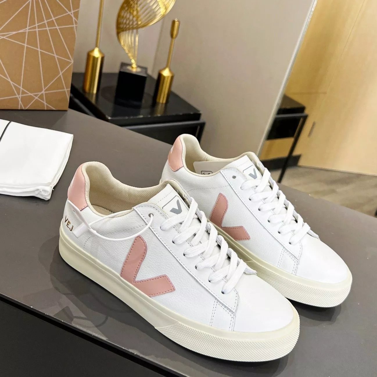 Veja Shoes B02V Word Leather White Shoes