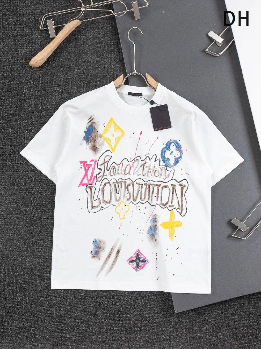 Louis Vuitton LV T-shirt Colorful Graffiti Print on the Chest logo round Neck Short Sleeve25ss New Pure Cotton Unisex Style T T-shirt OS Loose Fit Base Shirt Half Sleeve T-Shirt Top Half Sleeve