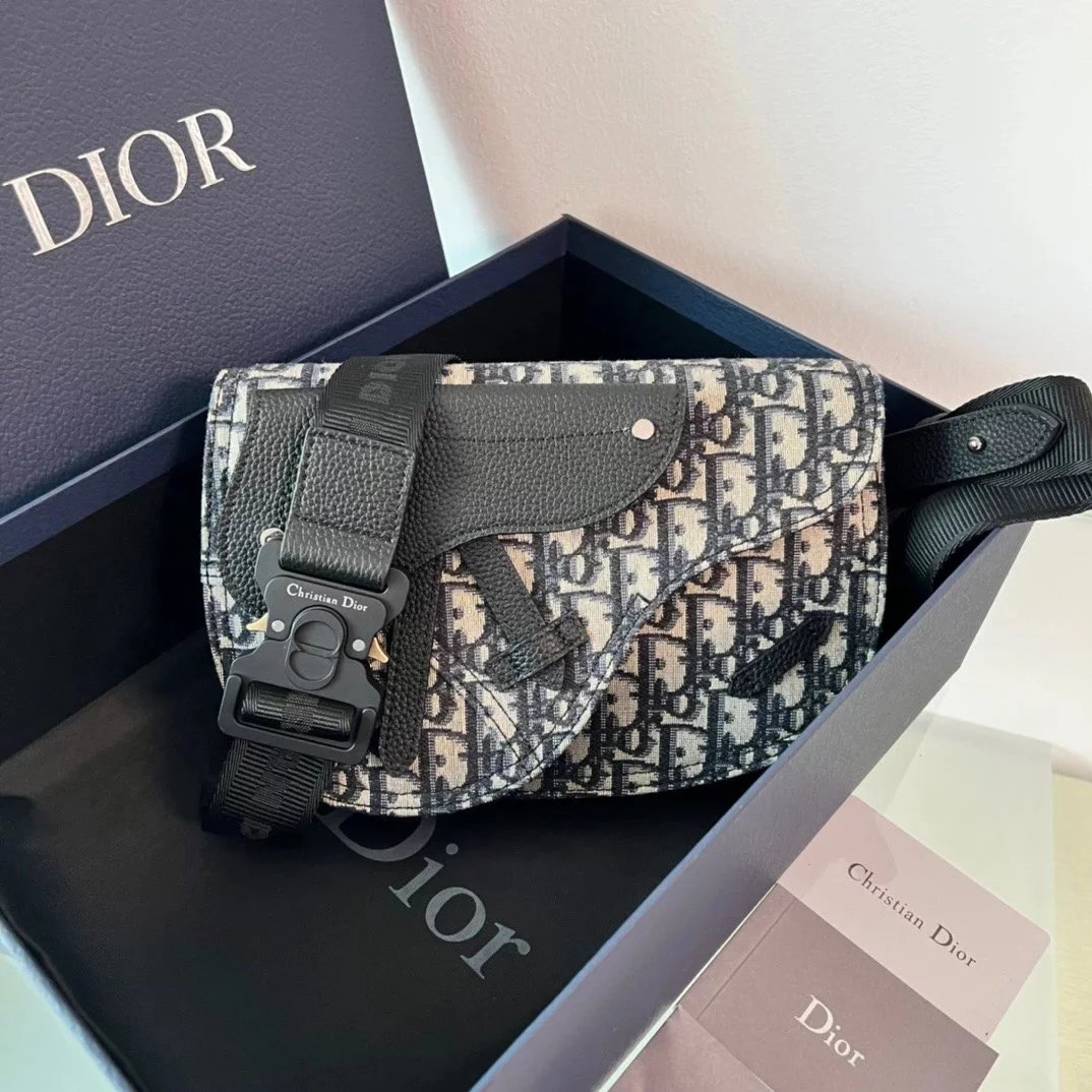 Dior Men's Bag Top version 【Imported Fabric】Super New saddle Saddle Bag Clutch oblique Magnetic Snap Closure Jacquard Canvas Saddle Bag Waist Bag Chest Bag Shoulder Messenger Bag Men and Women Same Style Black Beige D Dijia DIO Bag