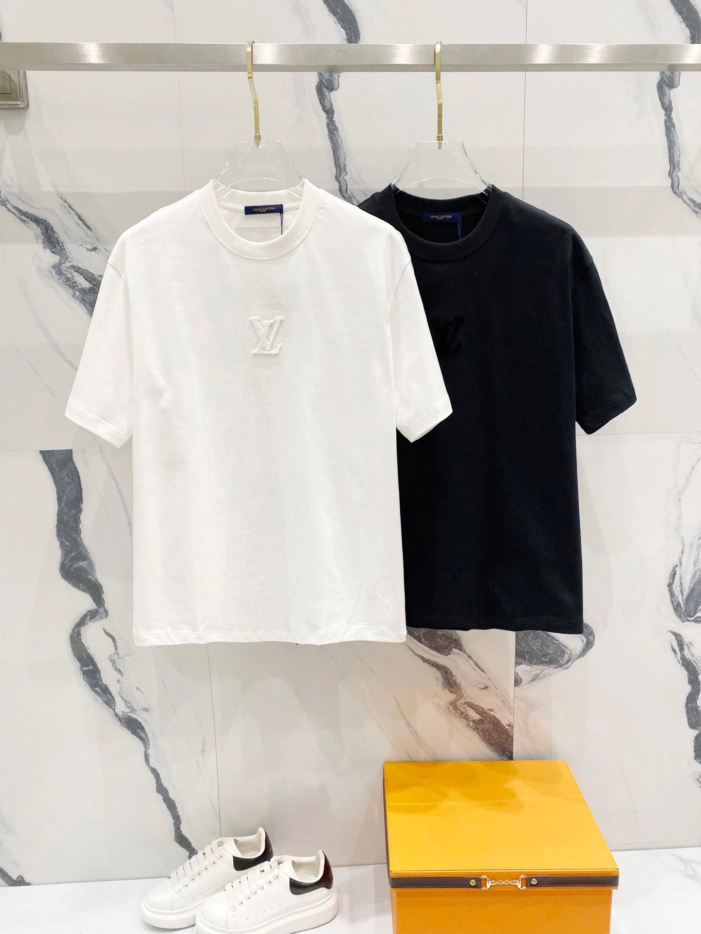 Louis Vuitton LV T-shirt Simple Letter Toothbrush Embroidery on Chest logo round Neck Short Sleeve25ss New pure cotton T Unisex T-Shirt OS Drop Shoulder Loose Fit Base Shirt Top T-Shirt Short Sleeve