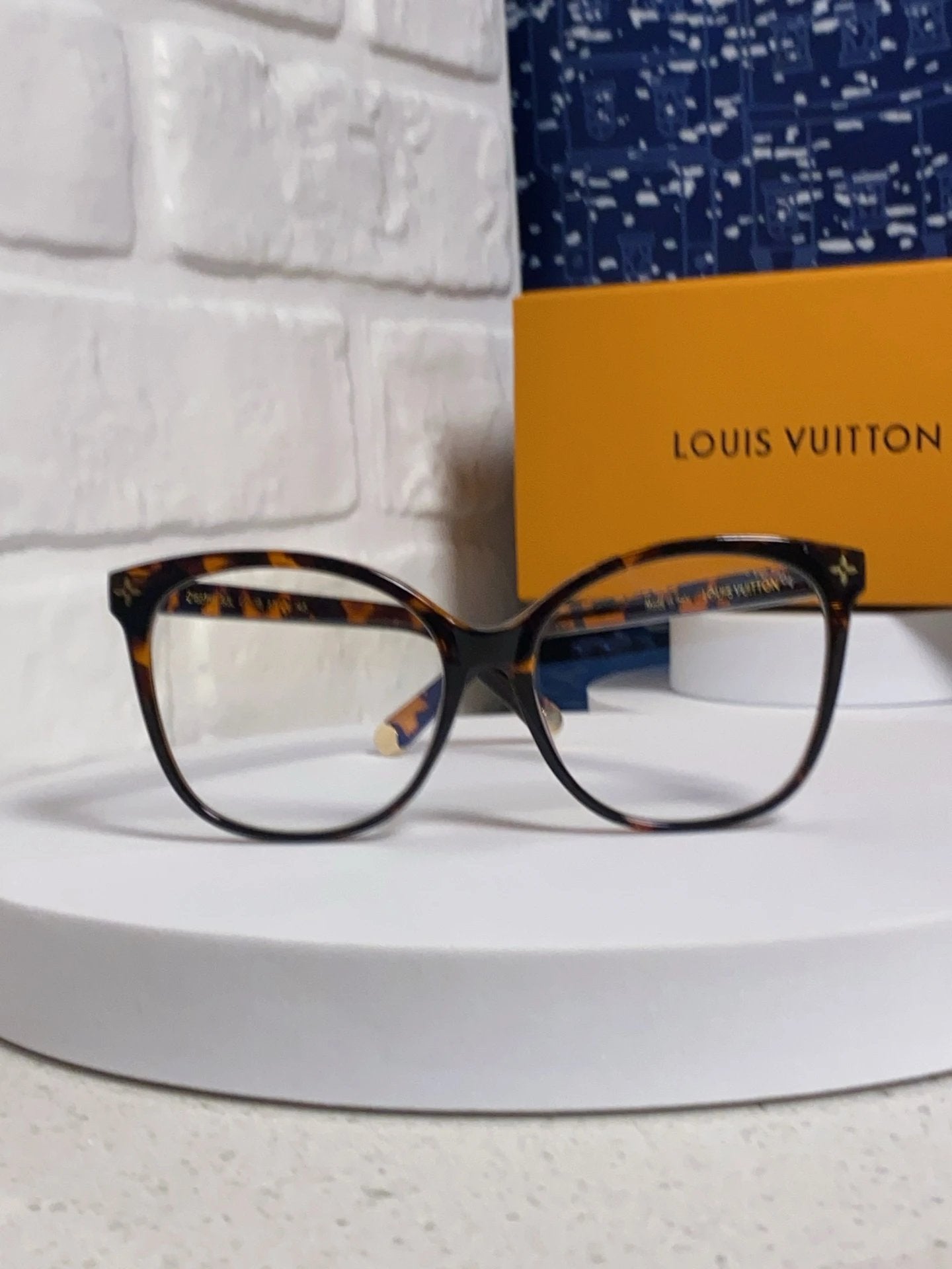 Louis Vuitton LV Sunglasses Floral Logo Frame Sunglasses Slimming Non-Prescription Women's Driving Beach Fishing UV Protection25ss New Sports Casual Versatile