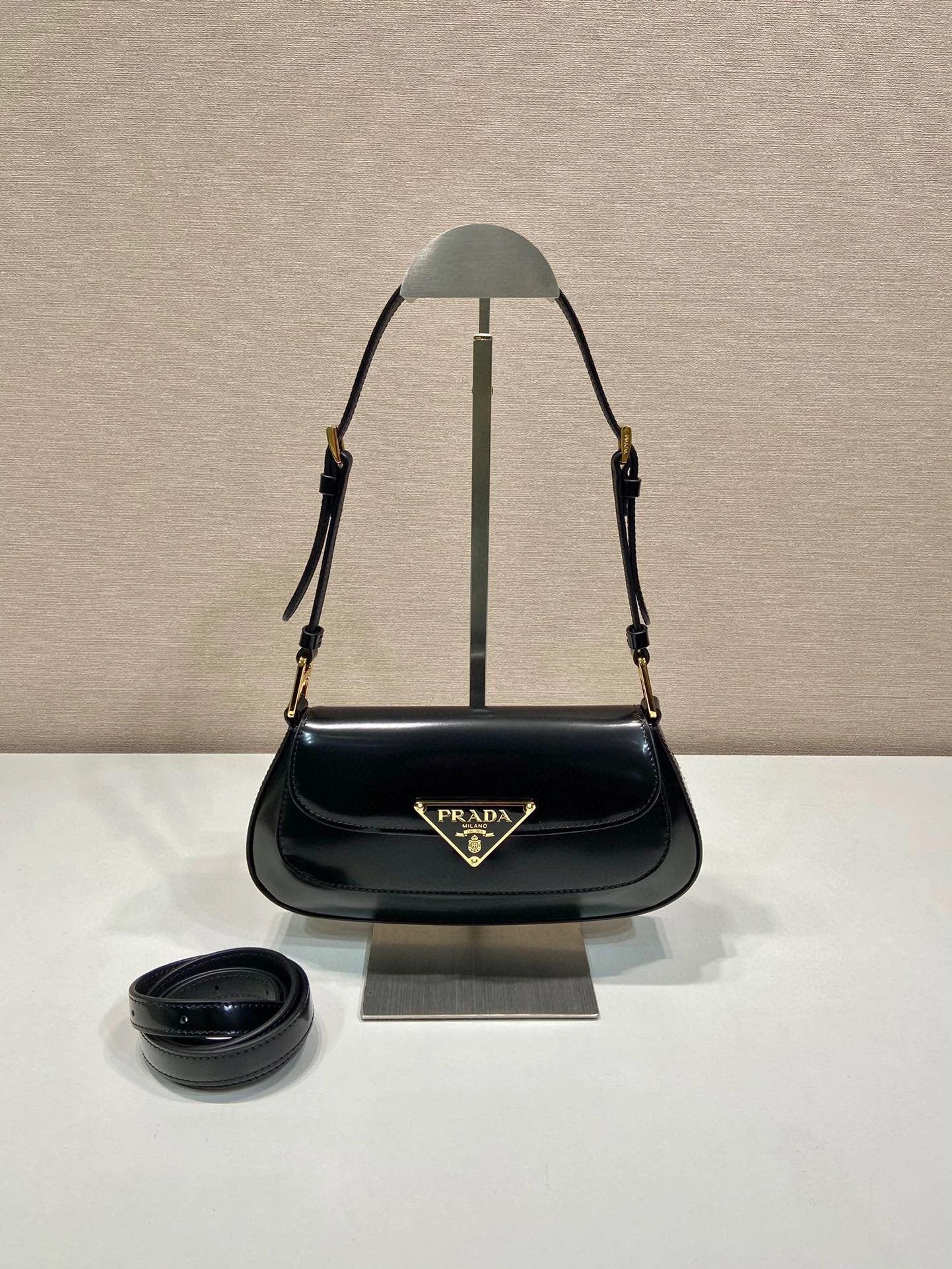 PRADA Bag Top version Version Latest Triangle Metal Logo Badge Cowhide Underarm Bag Calfskin Chain Bag Messenger Bag Shoulder Bag Underarm Bag Handbag Women's Bag1BD345