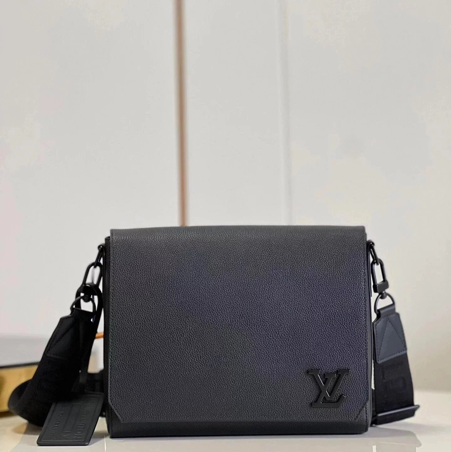 Louis Vuitton LV Men's Bag Top version 【Original Leather Hardware】Men's Bag New M570802022New Litchi Grain Cowhide newmessenger Messenger Men's Bag Men's Flip Shoulder Bag Messenger Bag Briefcase