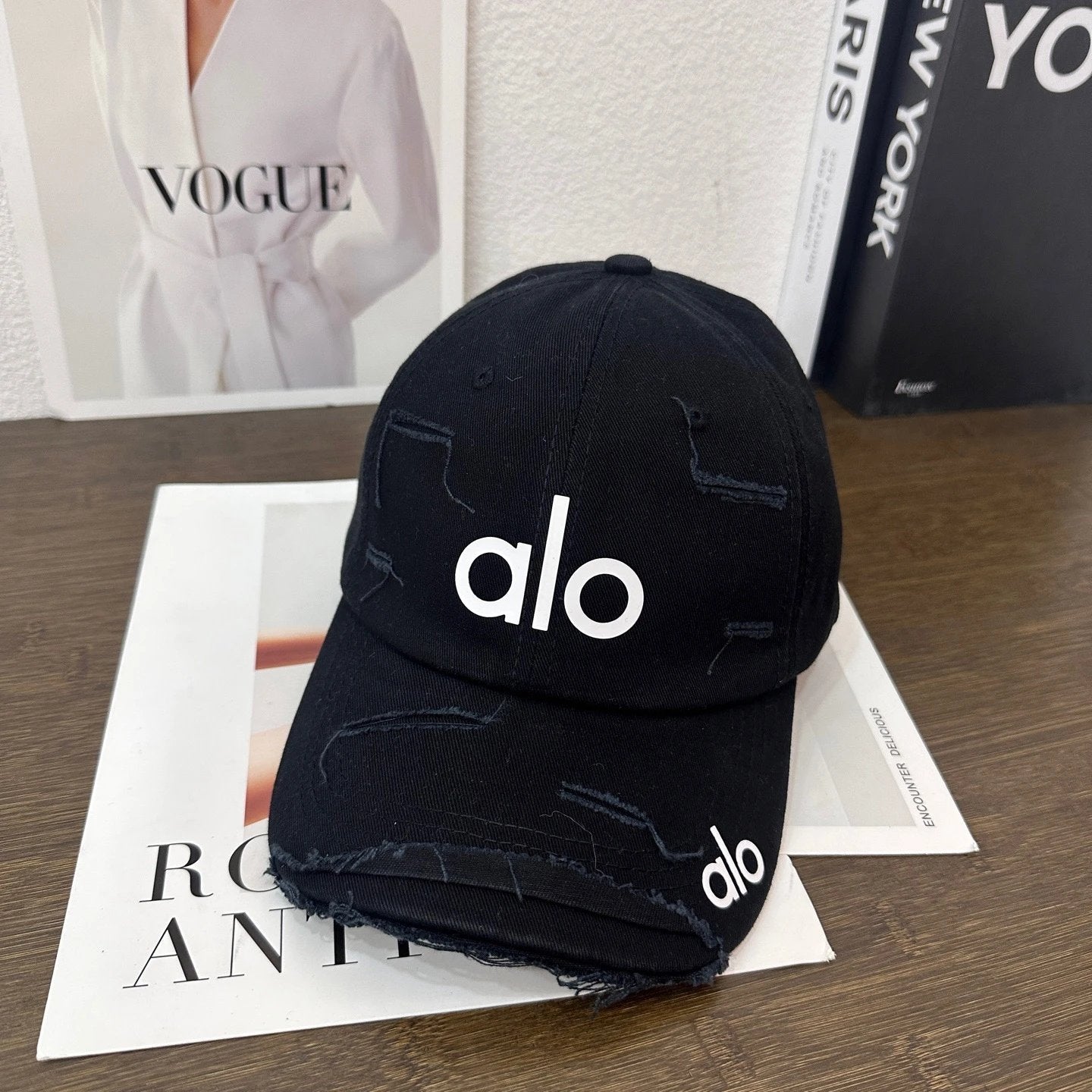 Alo Yoga Hat Classic Distressed Letters logo Baseball Cap Sunshade Sun Protection Duckbill Cap Large Head Circumference Slimming Face Curved Brim Versatile Sports Hat for Men and Women Couples Same Style