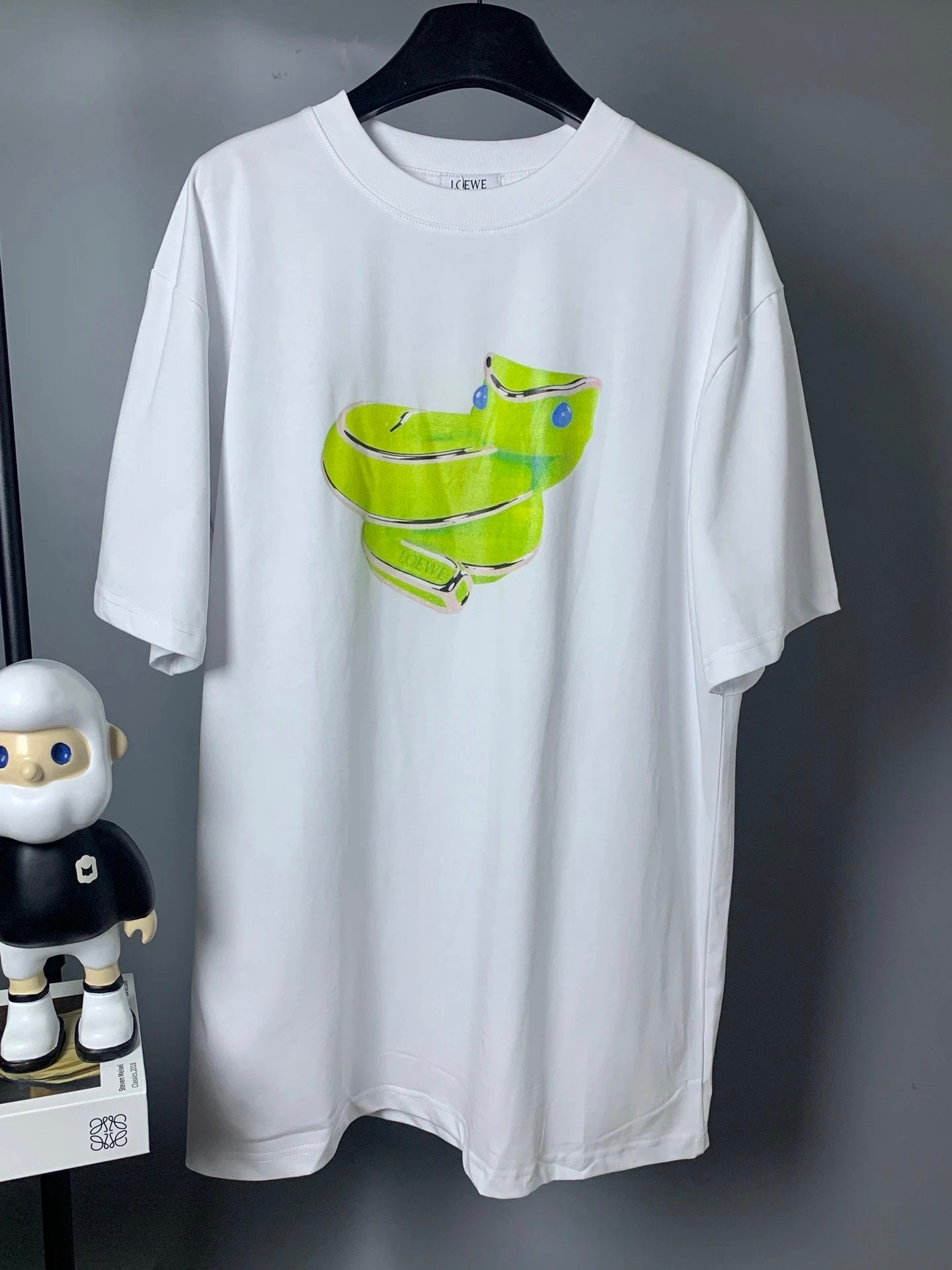 LOEWE T-shirt Fluorescent Little Snake Print on the Chest logo round Neck Short Sleeve25ss New Pure Cotton Unisex Style T T-shirt OS Loose Fit Base Shirt Top Half Sleeve T-Shirt