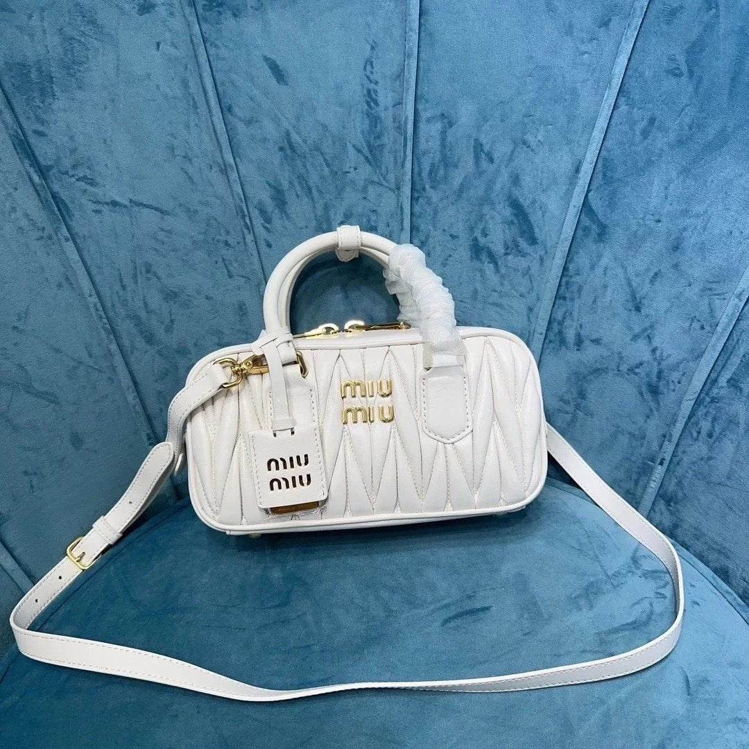 Miu Miu Bag Top version 【Original Leather】New Bowling Bag Miu Home Unique Style Matelasse Sheepskin Bag Small Size Large Size Hand-Held Pleated Sheepskin Leather Women's Bag Box Bag Travel Bag New Women's Bag Pillow Bag Bowling Bag5BB1845BB142