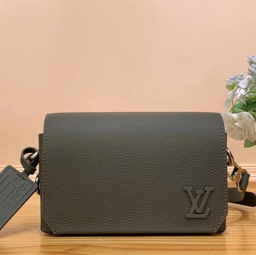 Louis Vuitton LV Men's Bag Top version 【Kowloon Leather Original Version】2023New Messenger Men's Bag Flap Mini Handbag Black Cowhide Flap Shoulder Messenger Bag mini Men's Bag M82085M82086