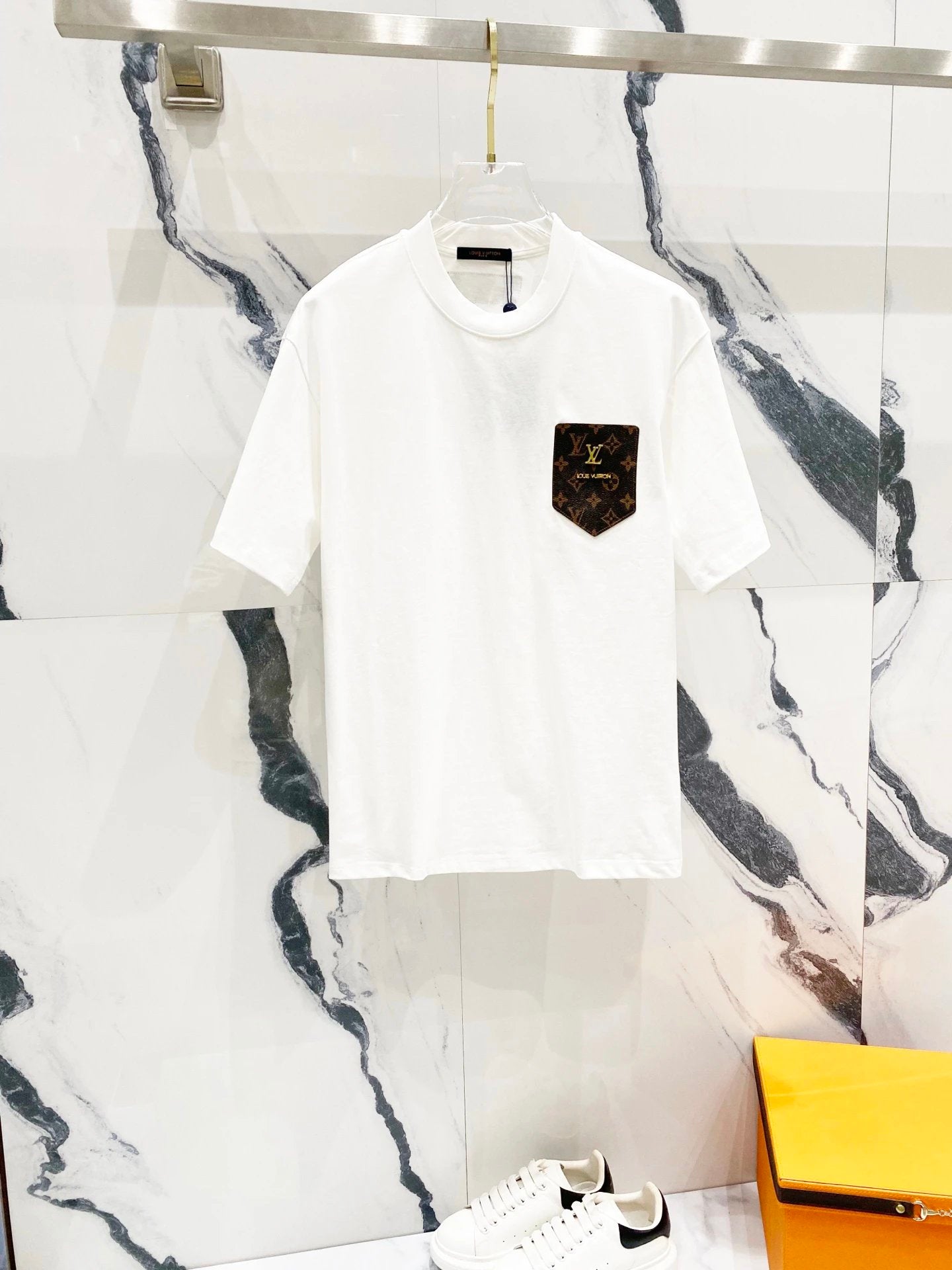 Louis Vuitton LV T-shirt Leather Pocket with Metal Lettering on Chest logo round Neck Short Sleeve25ss New pure cotton T Unisex T-Shirt OS Drop Shoulder Loose Fit Base Shirt Top T-Shirt Short Sleeve