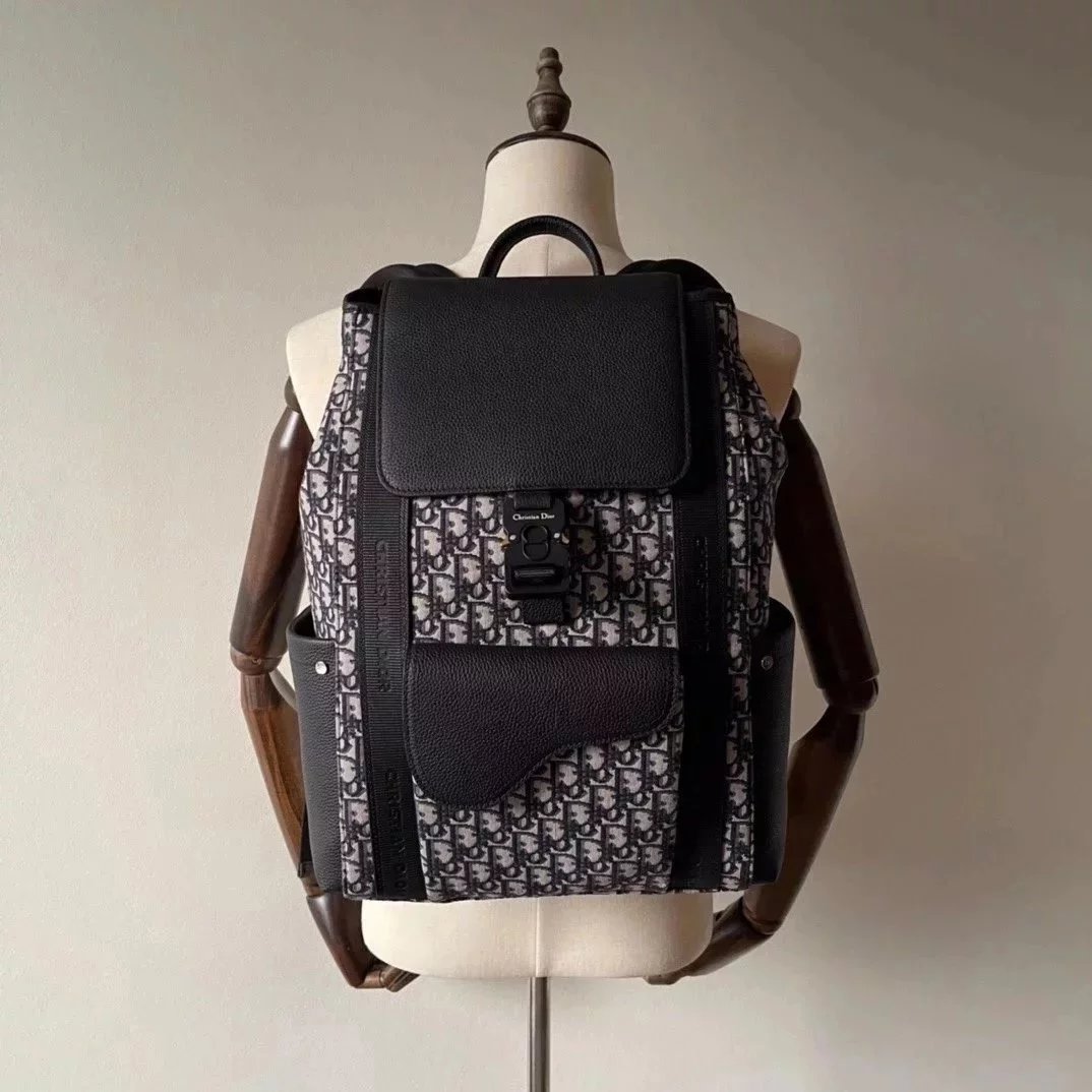 Dior Backpack Top version 【Original Quality】New Saddle Backpack Men's Backpack Hiking Backpack Backpack Handbag Men's and Women's Bags Oblique Printed Black Grain Side Cow Leather Metal Coated Brass Logo Flap and Drawstring Closure Adjustable Padded Nylon