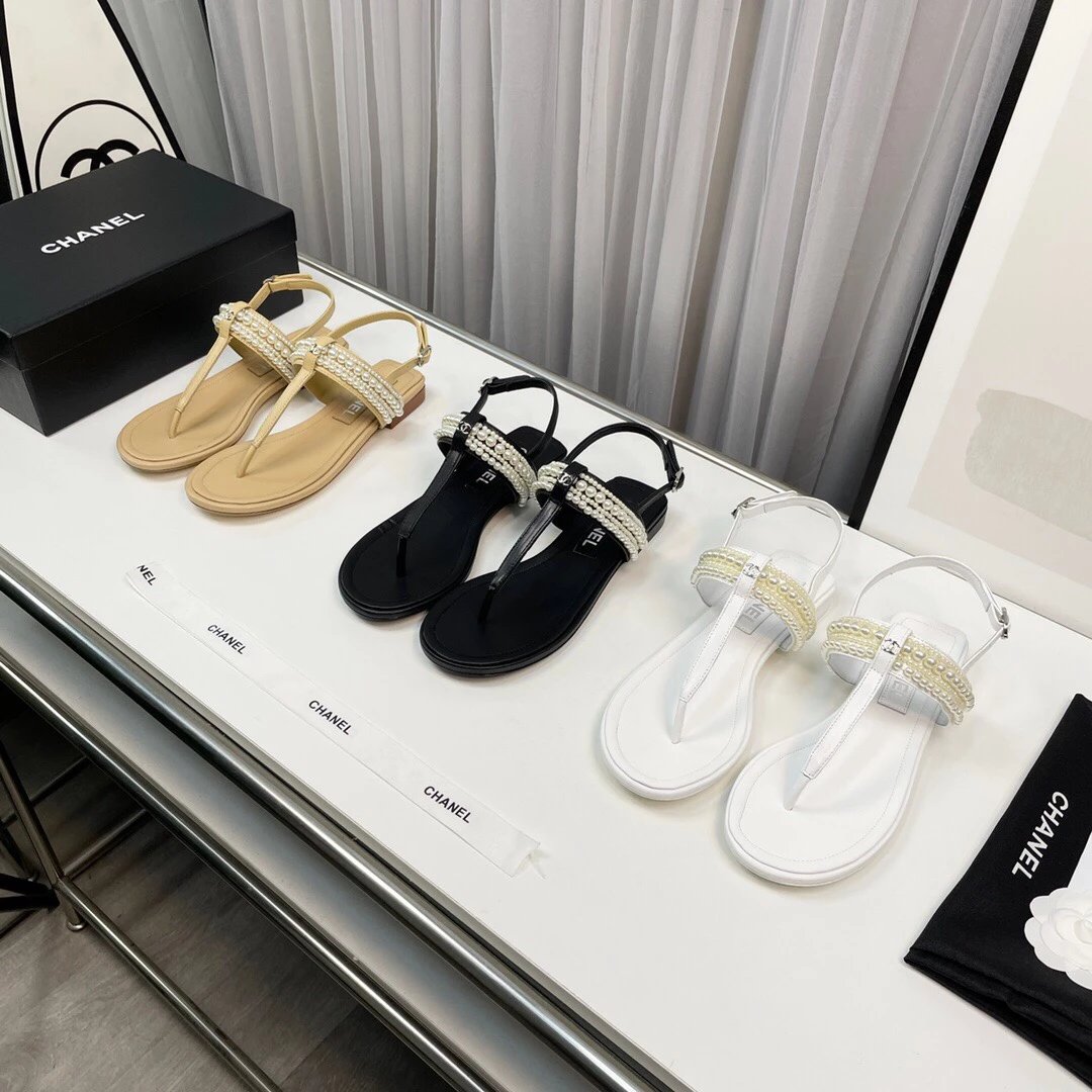 Chanel Shoes Flip-Flops‼️
【High-End Quality】Sheepskin Texture Looks So Gentle，Exquisite Design～Elegant Socialite Temperament～High-End～It Makes You Look Thin and White～Home Vacation～Bare Foot Wear Or Matching Skirt、Trousers、All Are Very Versatile～Invincibl