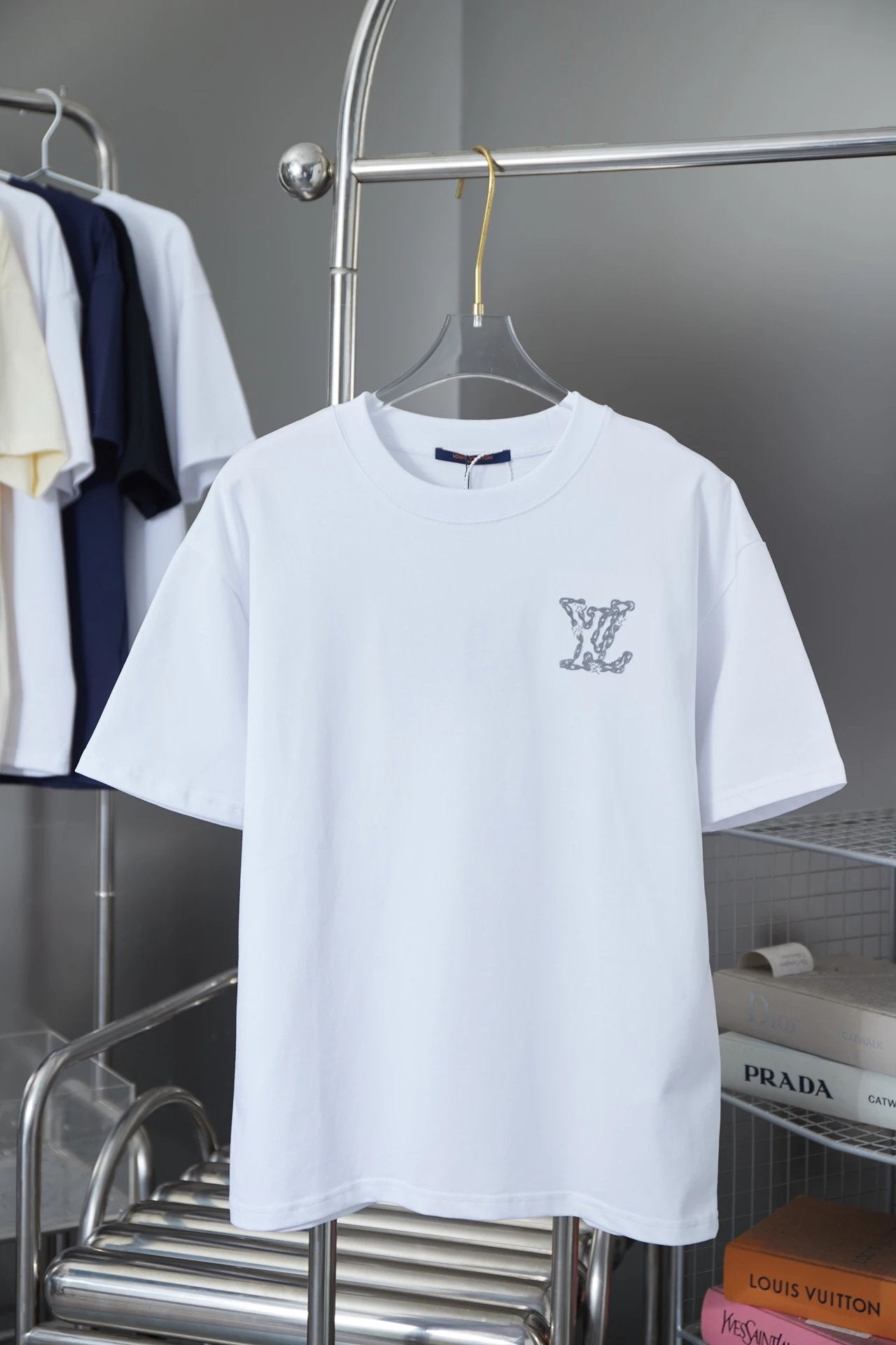Louis Vuitton LV T-shirt 25SS Early Spring New Style Pin Floral Embroidery Logo Round Neck Short Sleeve Pure Cotton Unisex T T-shirt OS Loose Fit Base Shirt Summer Casual Simple T-Shirt