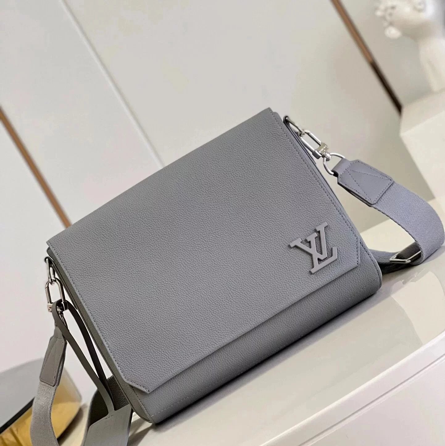 Louis Vuitton LV Men's Bag Top version 【Original Leather Hardware】Men's Bag New M570802022New Litchi Grain Cowhide newmessenger Messenger Men's Bag Men's Flip Shoulder Bag Messenger Bag Briefcase