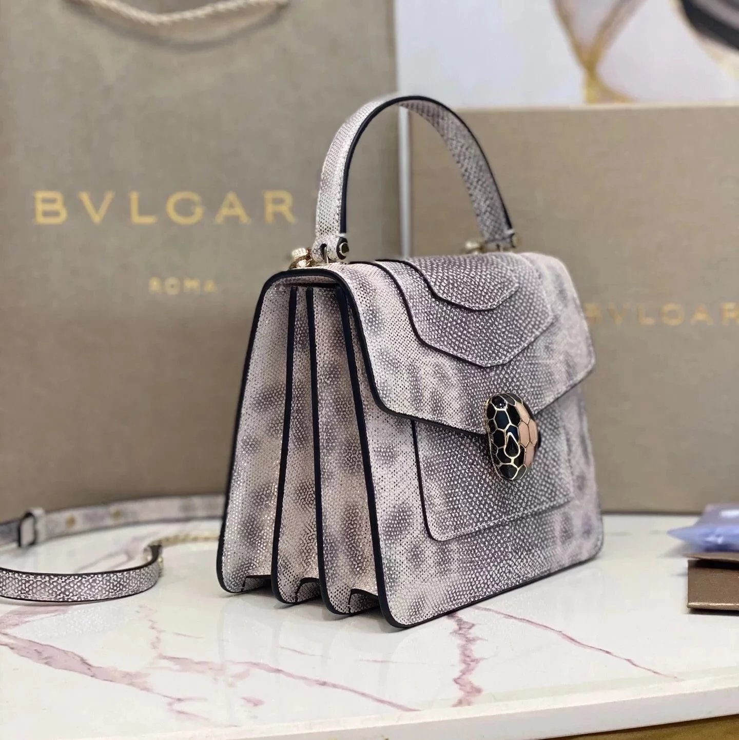 BVLGARI Bag Top version SerpetiForever Bag Decorated with a Snake's Head Chain Bag Snakeskin Enamel Snakeskin Head File Holder Pink Gray