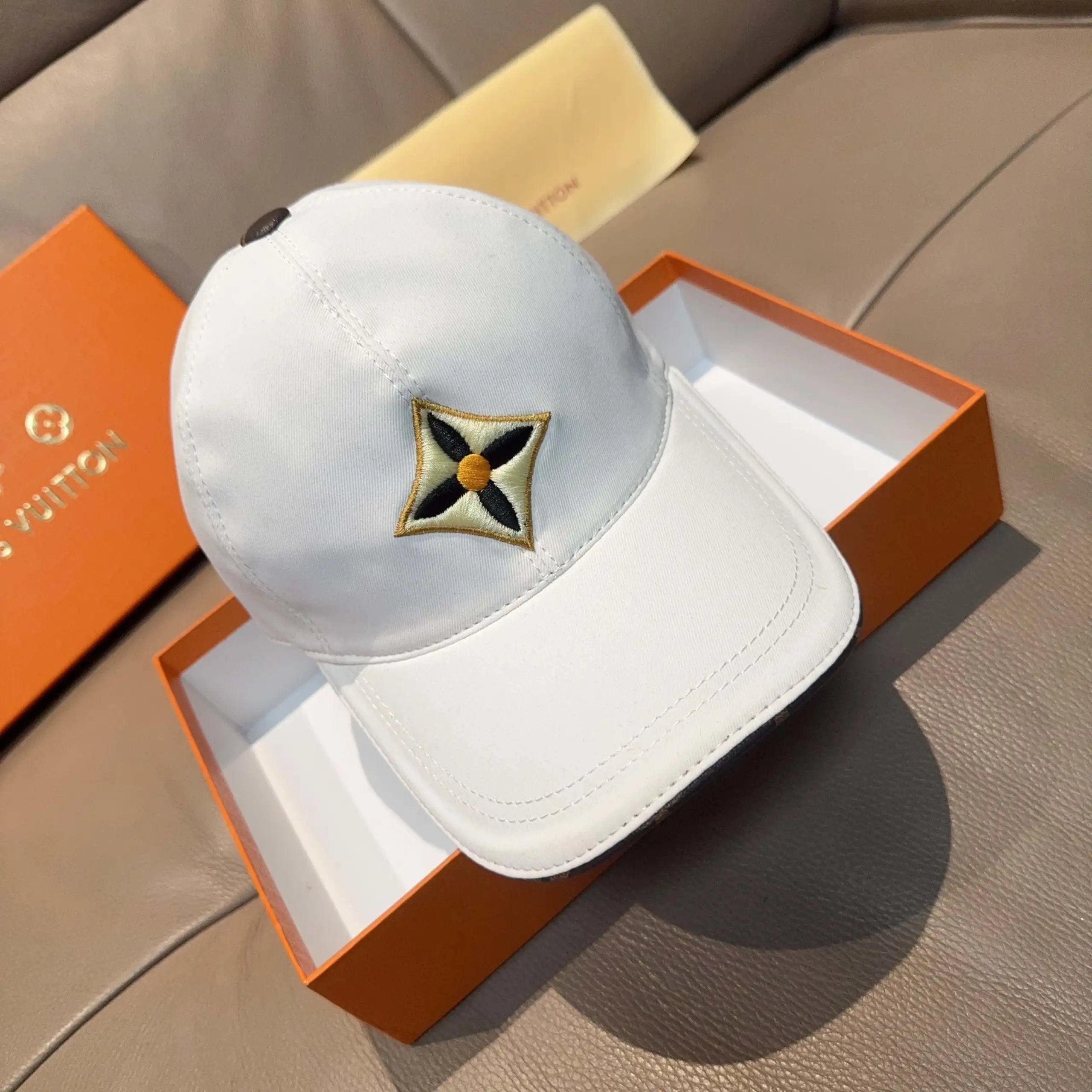Louis Vuitton LV Hat Four-leaf Clover Embroidery logo Baseball Cap Sunshade Sun Protection Duckbill Cap Large Head Circumference Slimming Face Curved Brim Versatile Sports Hat for Men and Women Couples Same Style