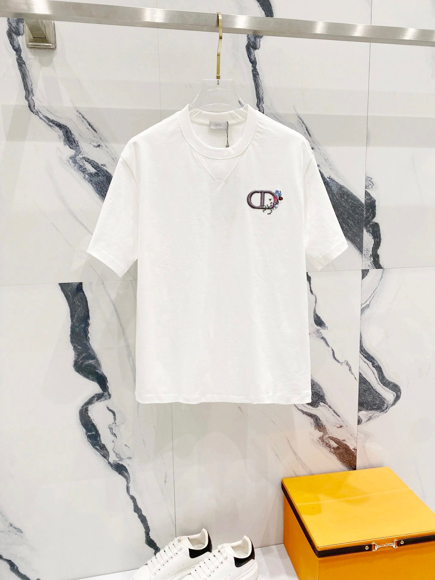 Dior T-shirt Simple Floral Design on the Chest CD Letter Patches Embroidery logo round Neck Short Sleeve25ss New pure cotton T Unisex T-Shirt OS Drop Shoulder Loose Fit Base Shirt Top T-Shirt Short Sleeve