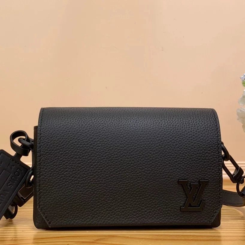 Louis Vuitton LV Men's Bag Top version 【Kowloon Leather Original Version】2023New Messenger Men's Bag Flap Mini Handbag Black Cowhide Flap Shoulder Messenger Bag mini Men's Bag M82085M82086