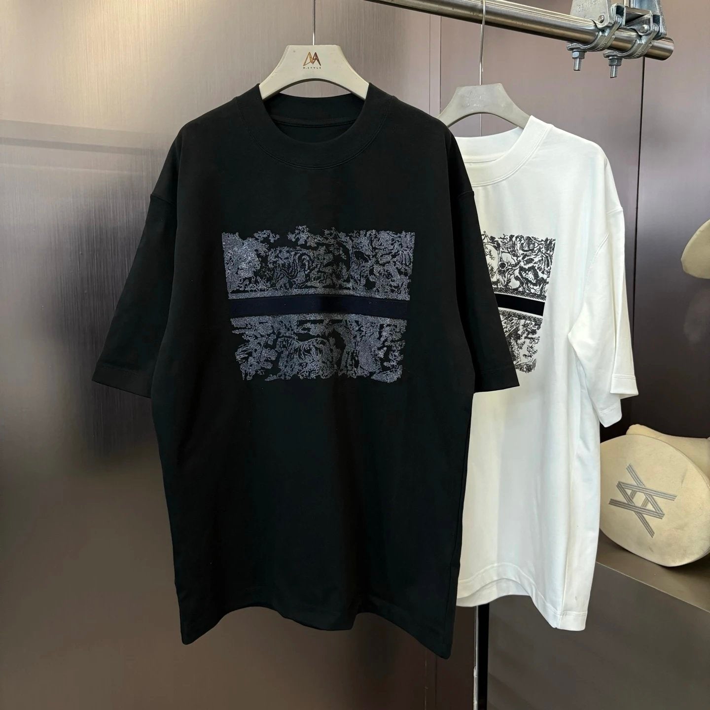 Dior T-shirt Exquisite Pattern Print on the Chest logo round Neck Short Sleeve25ss New pure cotton T Unisex T-Shirt OS Drop Shoulder Loose Fit Base Shirt Top T-Shirt Short Sleeve