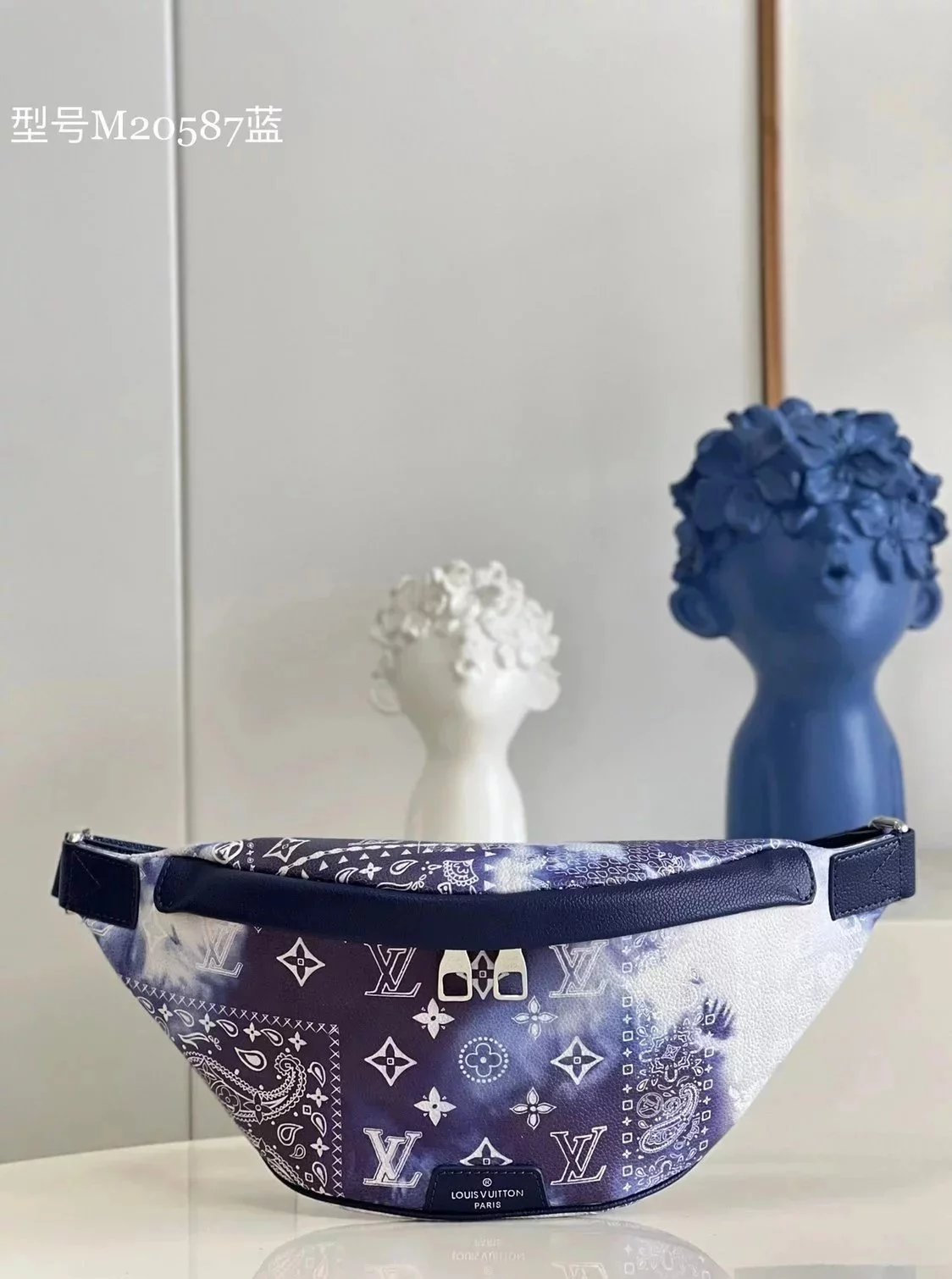 Louis Vuitton LV Men's Bag Top version 【】2022New Waist Bag Graffiti Printing M20587Blue Chest Bag Series DISCOVERY Small Size Waist Bag Men's and Women's Same Style One Shoulder Bag Chest Bag Waist Bag