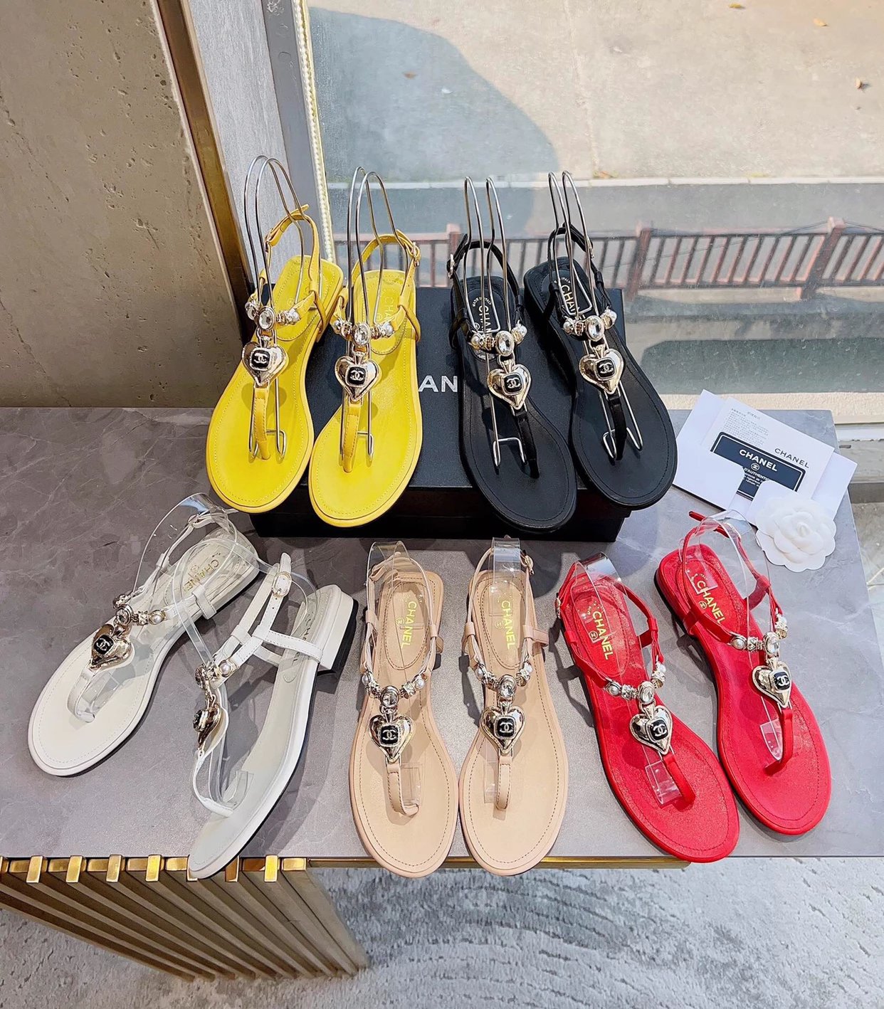 Chanel Shoes 23ss Spring and Summer New Holiday Love Gem T Word Sandals
It Must Be Included in the List for Spring and Summer Beautiful Dress！This Shoe Is a Typical Classic，Simple and Stylish, Very Beautiful！Love Metal Chain Embellishment Makes the Whole