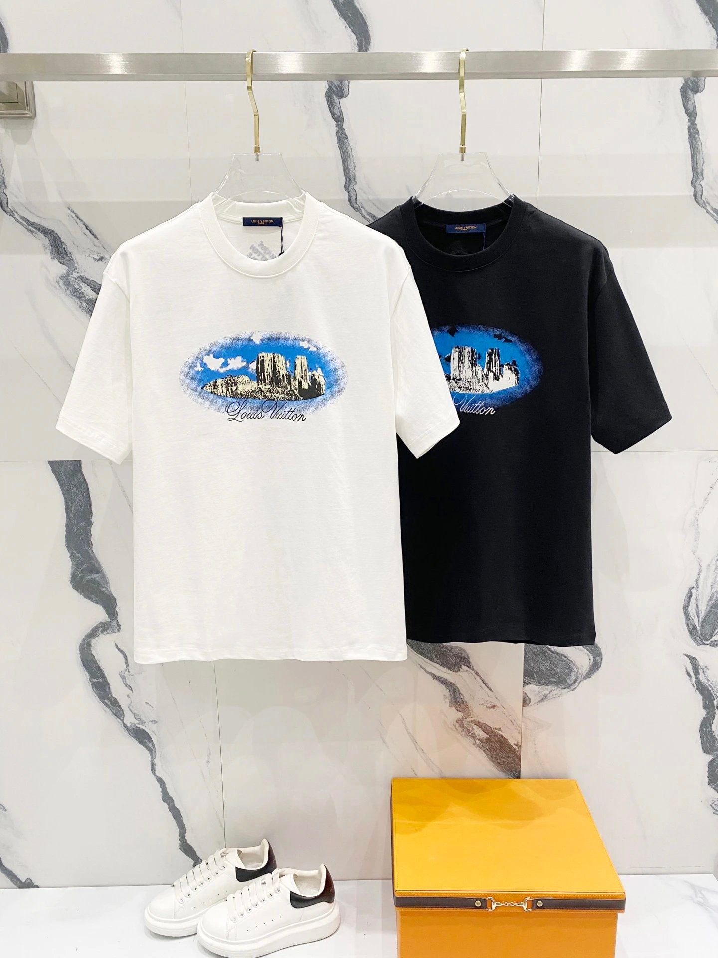Louis Vuitton LV T-shirt Runway Style Island Pattern Print Embroidered Letters LOGO round Neck Short Sleeve25ss New Pure Cotton Unisex Style T Casual T-Shirt Base Layer Shirt OS Loose Fit Short Sleeve