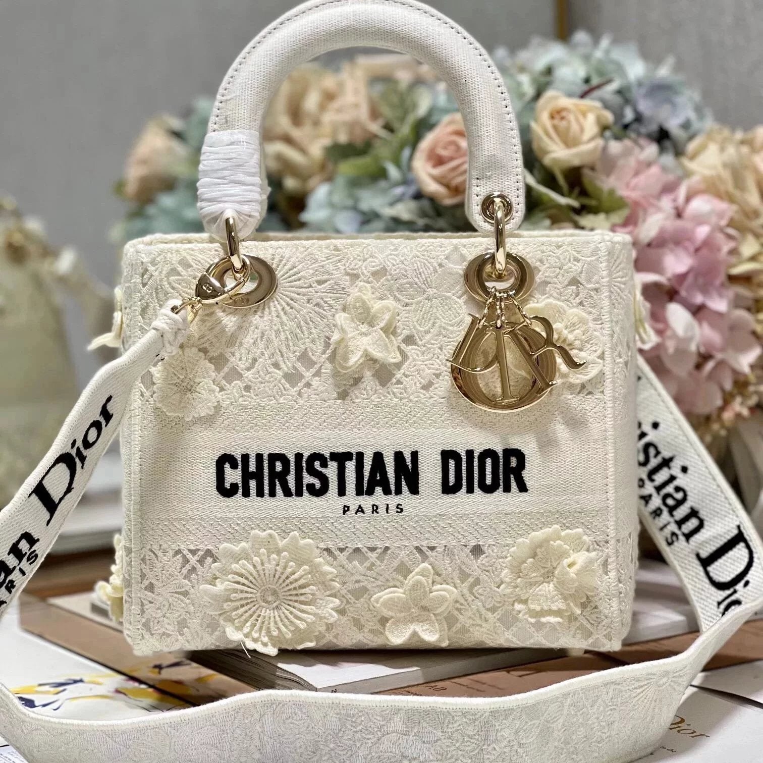 Dior Women's Bag Top version 【Original Leather】New Five-Grid Embroidery Flower Diana Bag Lady Embroidered Diana Bag Logo Fashionable and Soft.Decorative Marking D.I.O.R.Pendant Women's Handbag