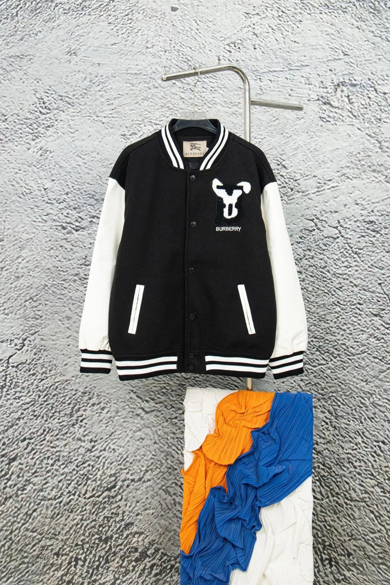 Burberry Jackets Embroidered Patchwork Baseball Jacket Black and White Color Block Short Coat Towel Embroidery American Style Letters Unisex Street Thickened Padded Jacket