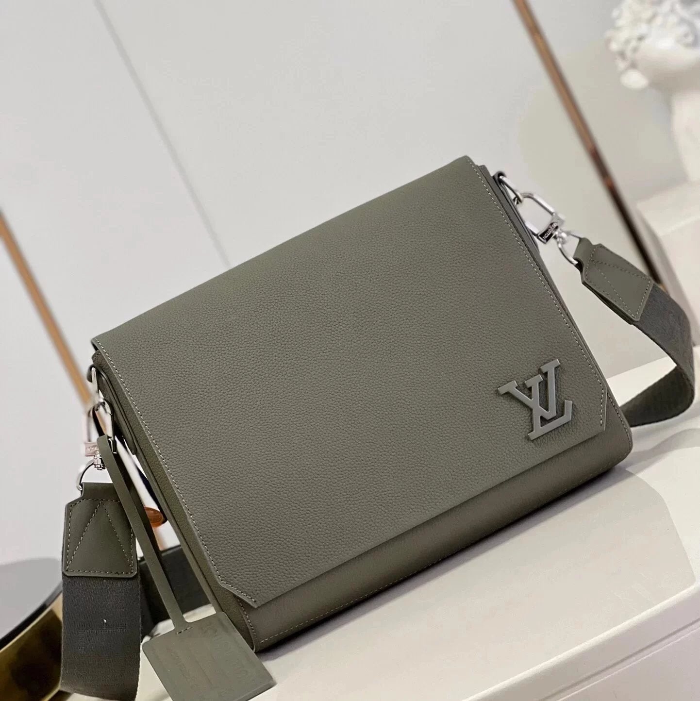 Louis Vuitton LV Men's Bag Top version 【Original Leather Hardware】Men's Bag New M570802022New Litchi Grain Cowhide newmessenger Messenger Men's Bag Men's Flip Shoulder Bag Messenger Bag Briefcase