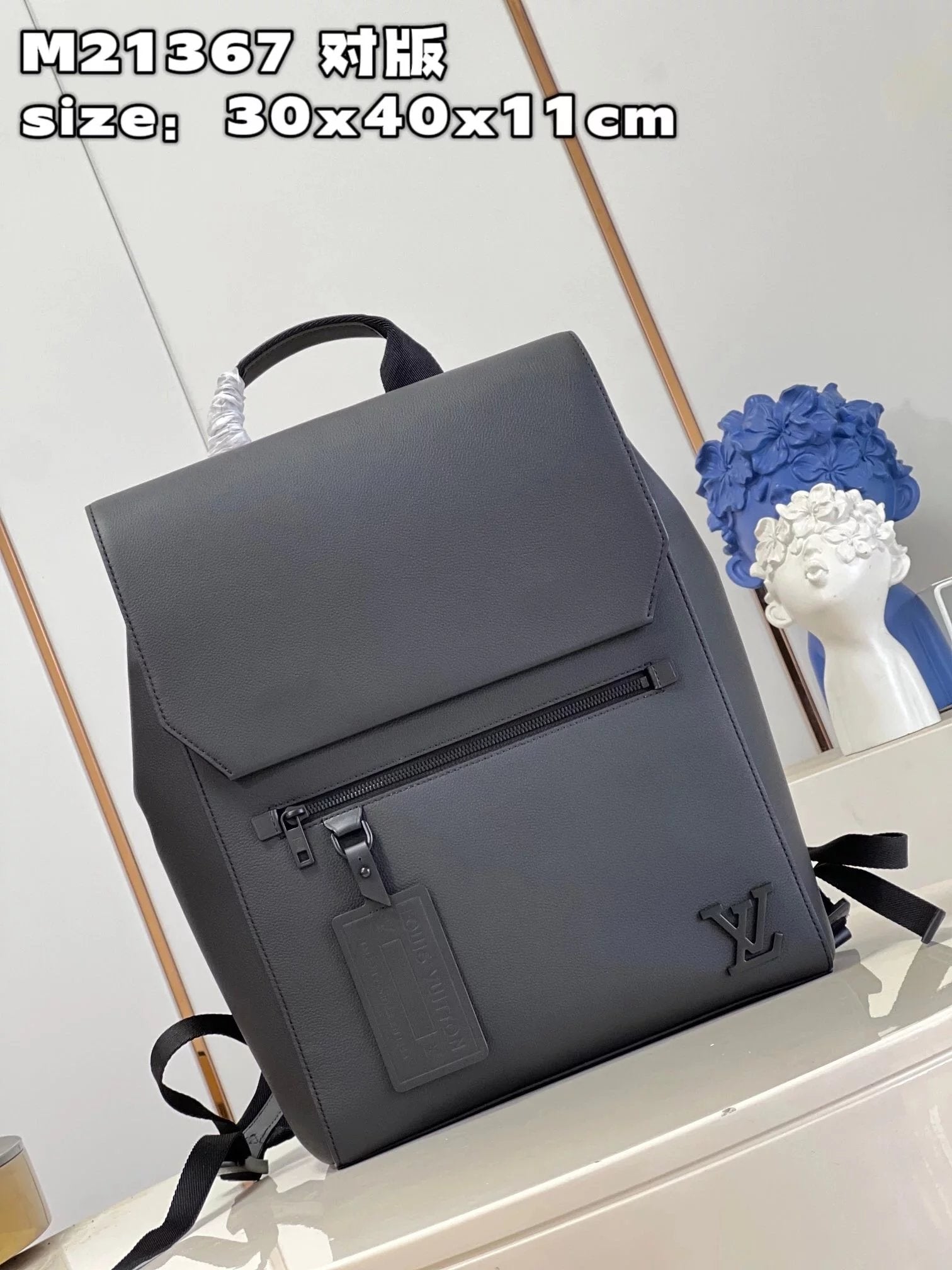 Louis Vuitton LV Backpack Top version 【New Arrivals】FLAP Backpack M21367Black Aerogram Series Uses Cut-out Corner Cowhide Zipper Bags and Compartments to Add Functionality Magnetic Snap Flap for Easy Access to Carry-on Items Shoulder Messenger Bag Travel