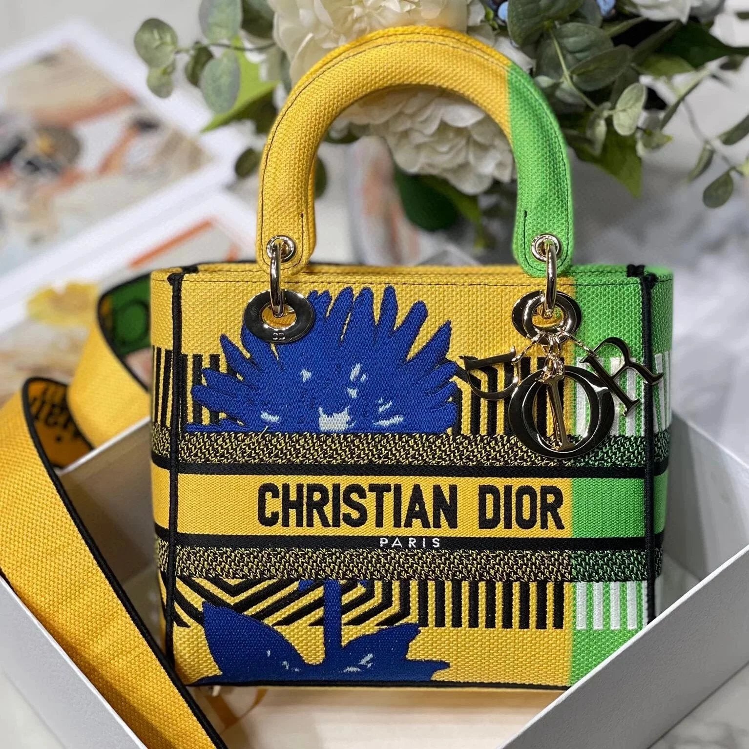 Dior Women's Bag Top version Original Order2022Spring and Summer Series New Diana Bag Handbag All Kinds of Vine Printing、Embroidered and Hollow Shoulder Bag Crossbody Women's Bag44550