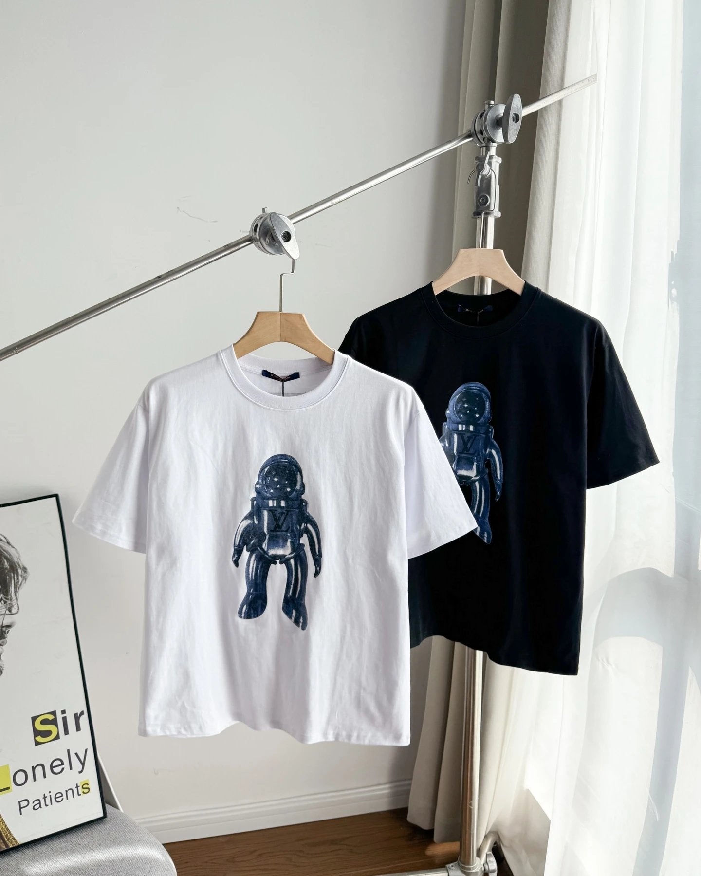Louis Vuitton LV T-shirt Alien Print on the Chest logo round Neck Short Sleeve25ss New Pure Cotton Unisex Style T Casual T-Shirt Base Layer Shirt OS Loose Fit Half Sleeve Top Plus Size
