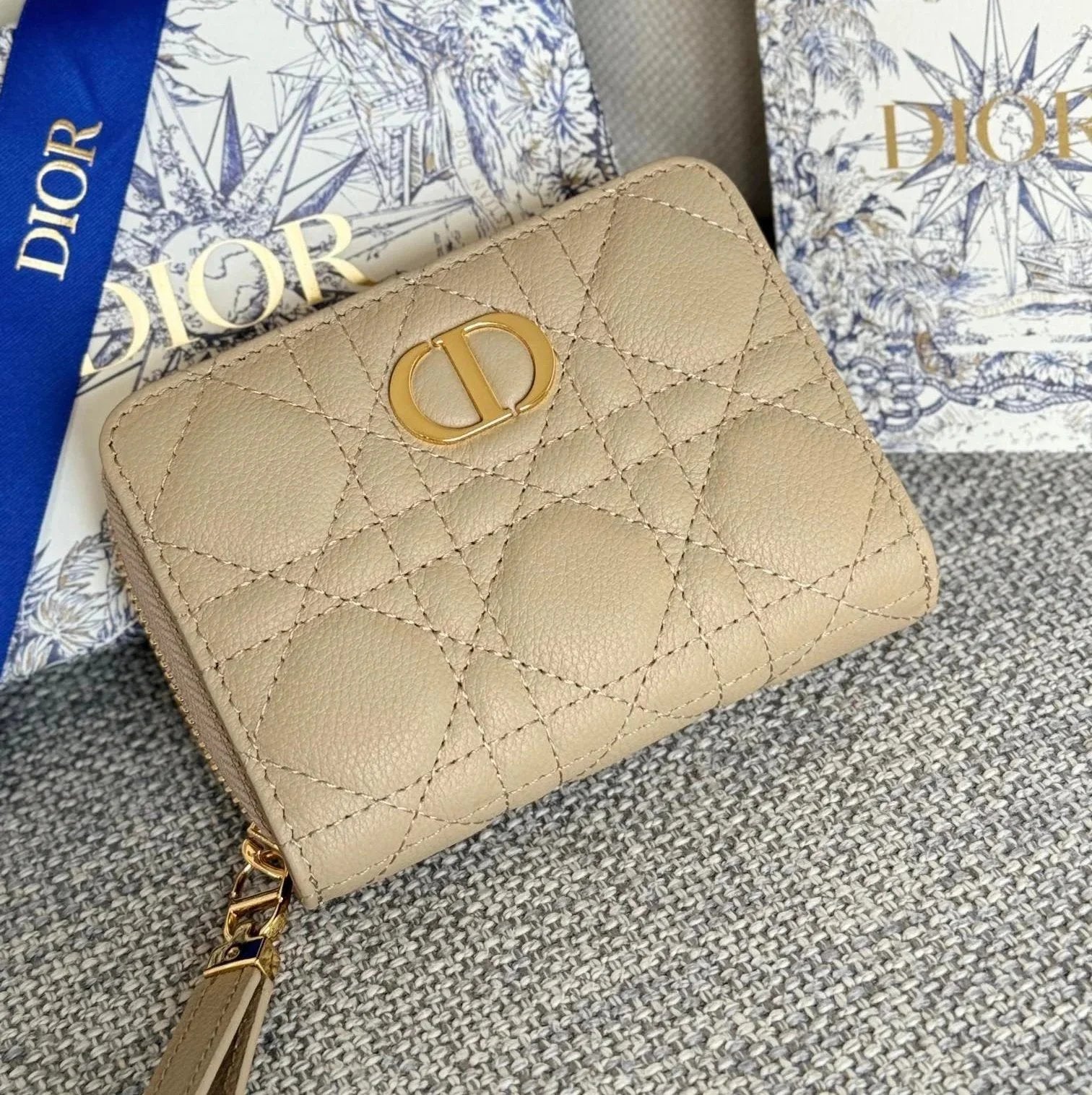 Dior Women's Bag Top version 【Highest Version Original Leather】New Ladies Card Holder CaroDandelion Card Clamp Short Wallet Wallet Zipper Wallet Men's Wallet Women's Wallet Size Applicable Wallet Coin Purse Card Holder