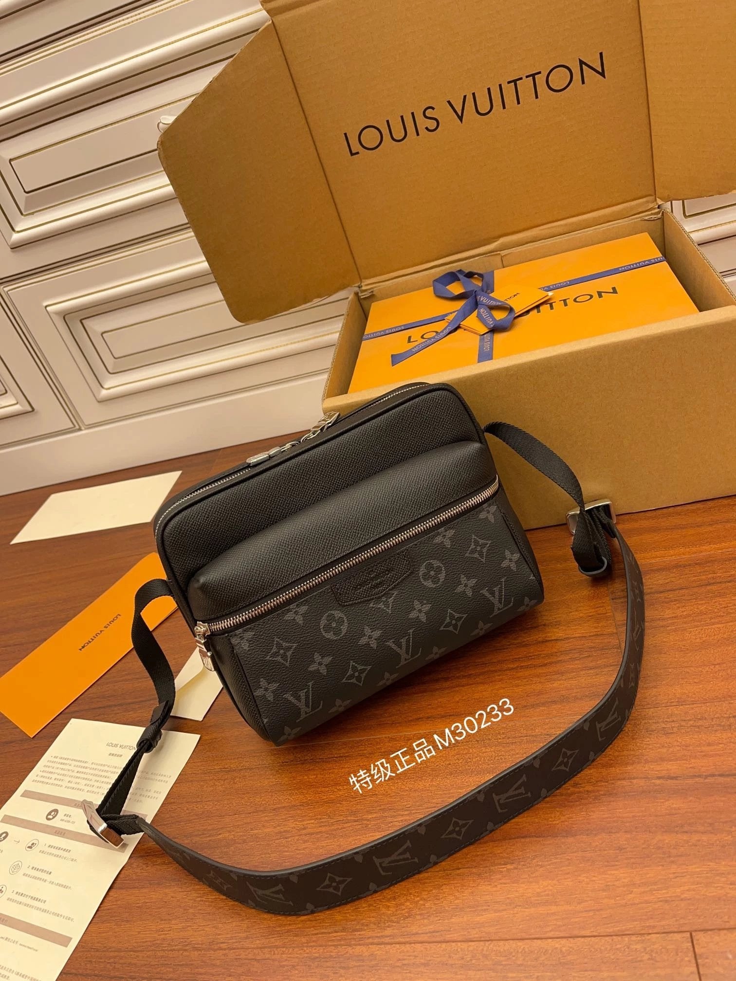 Louis Vuitton LV Men's Bag Top version Exclusive Launch Genuine Goods OEM New OUTDOOR Messenger Bag Men's Motorcycle Bag Camera Bag Backpack Shoulder Bag Messenger Bag Handbag Hand Bag Women's Bag Men's Bag M30233