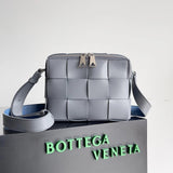 Bottega Veneta Men's Bag Top version Original Order23New Men's CASSETTE Camera Bag Shoulder Bag Messenger Bag Pillow Bag New Big Woven Bag Men's and Women's Bags Box Bag Men2023SSPreSpring New Camera