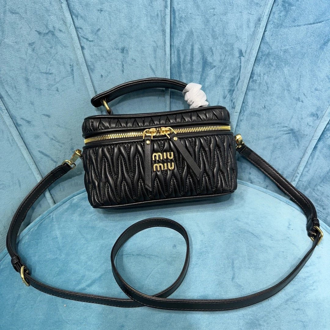 Miu Miu Bag Top version Version Surrogate Shopping Quality2023Winter New5BH226Cosmetic Bag Handbag，Classic Brand Signature of Imported Lambskin Matelasse Textured Embroidered Shoulder Crossbody Women's Bag Handbag Bento Box