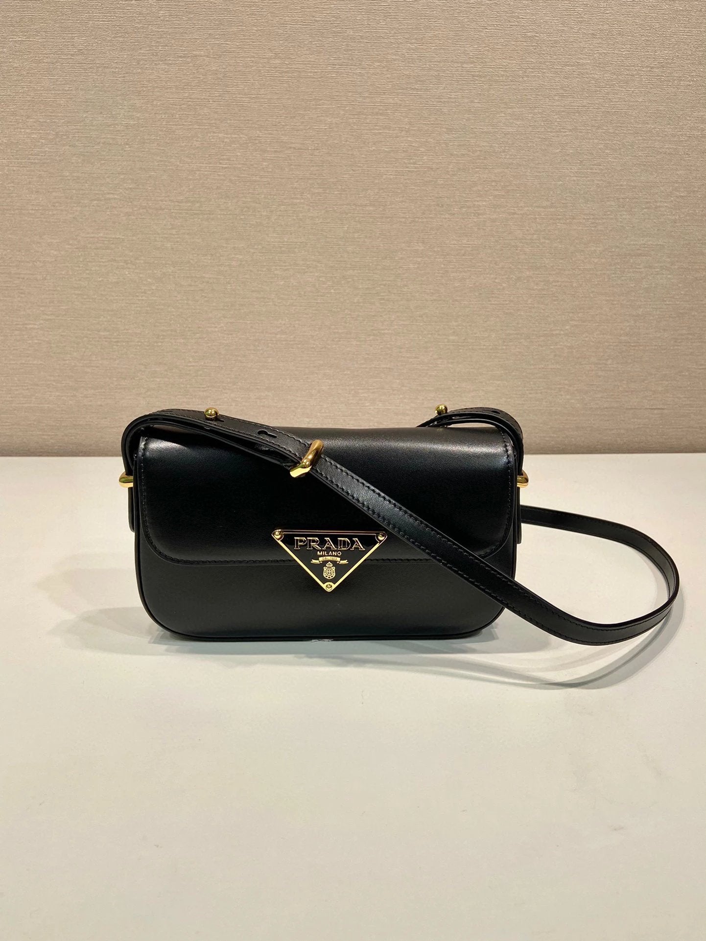 PRADA Bag Top version Version Latest Enamel Metal Triangle Logo Badge Calfskin Underarm Bag Crossbody Bag Calfskin Messenger Bag Shoulder Bag Underarm Bag Handbag Women's Bag1BD339