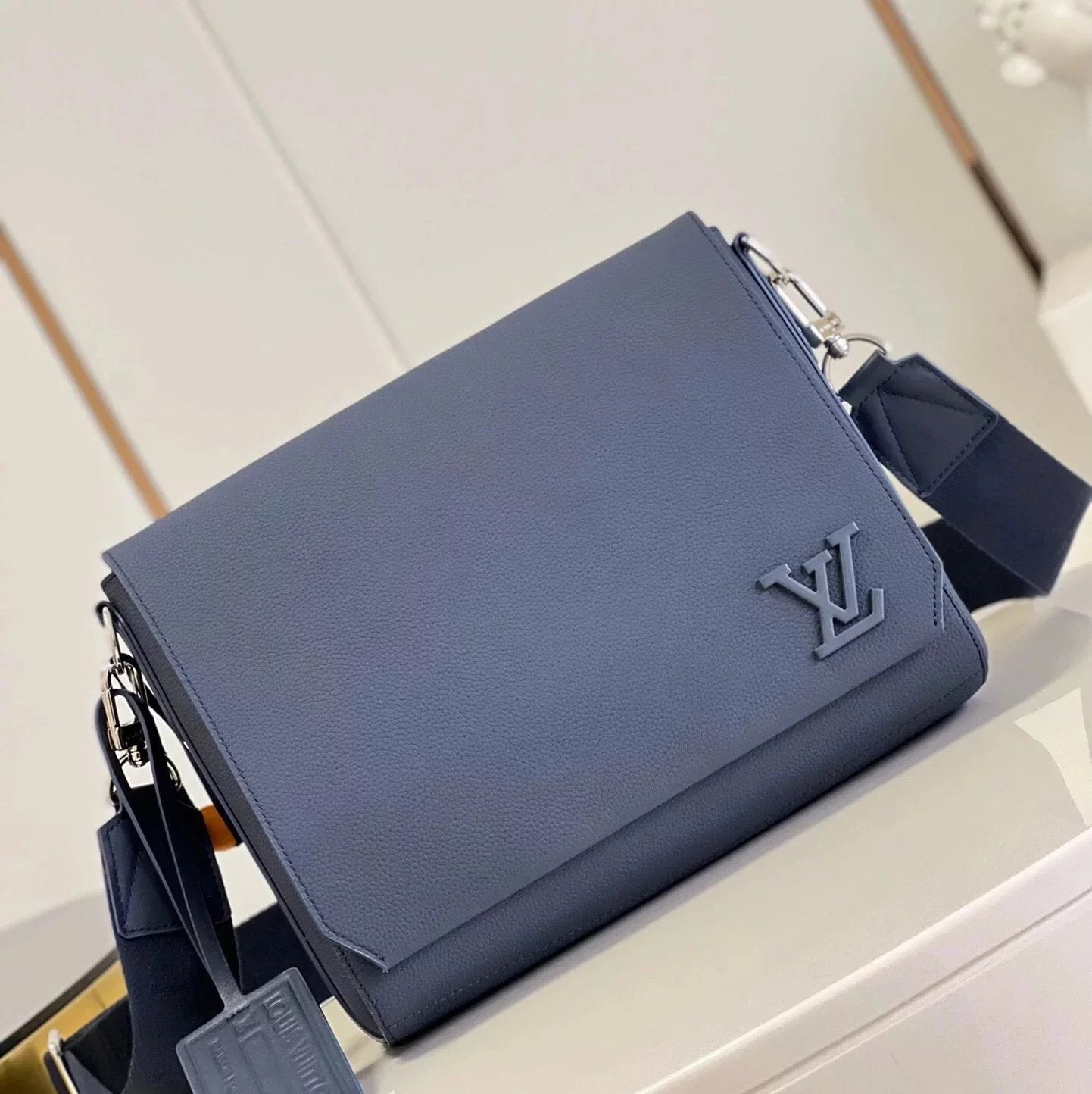 Louis Vuitton LV Men's Bag Top version 【Original Leather Hardware】Men's Bag New M570802022New Litchi Grain Cowhide newmessenger Messenger Men's Bag Men's Flip Shoulder Bag Messenger Bag Briefcase