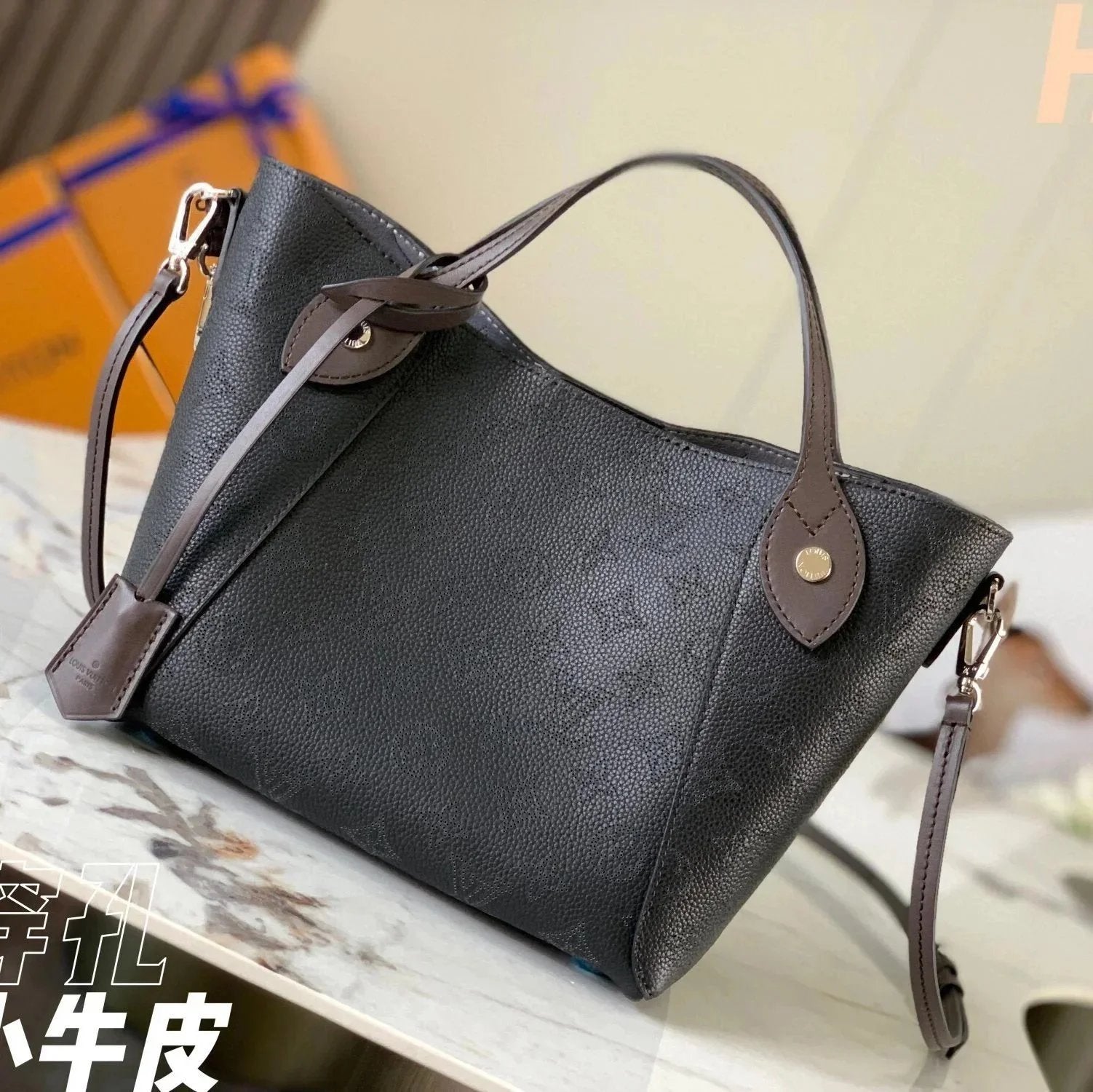 Louis Vuitton LV Women's Bag Top version New Hollow Perforated Women's Bag Fashion Leather Shopping Bag HINA Small Size Handbag Portable Shoulder Bag First Layer Cowhide Messenger Bag Two Back Bucket Bag M54353/M54351