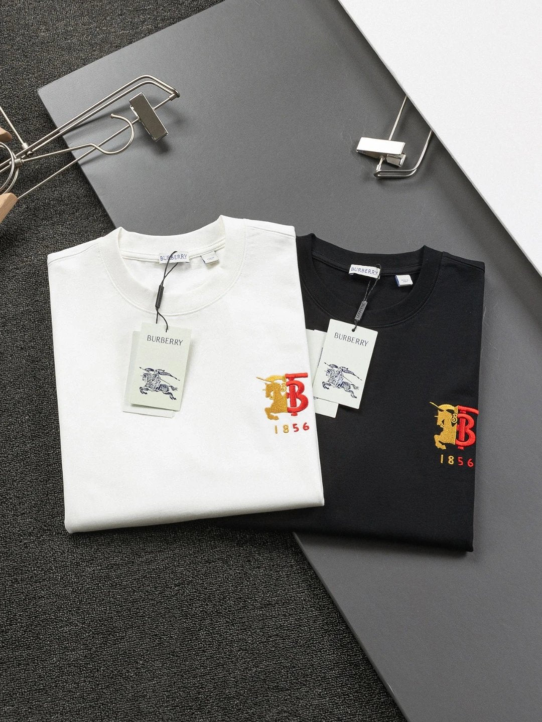 Burberry T-shirt Chest TB Logo Pattern vs. Emblem Pattern Embroidery logo round Neck Short Sleeve25ss New pure cotton T Unisex T-Shirt OS Loose Fit Base Shirt Top Half Sleeve T-Shirt
