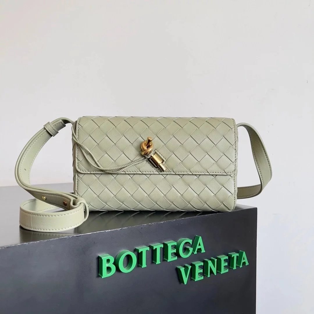 Bottega Veneta Women's Bag Top version 【Special Effects Original Hot Sale】/23New Popular Item miniAndiamoWOC Envelope Package Lambskin Woven Bag Mini Shoulder Messenger Bag Women's Bag755545