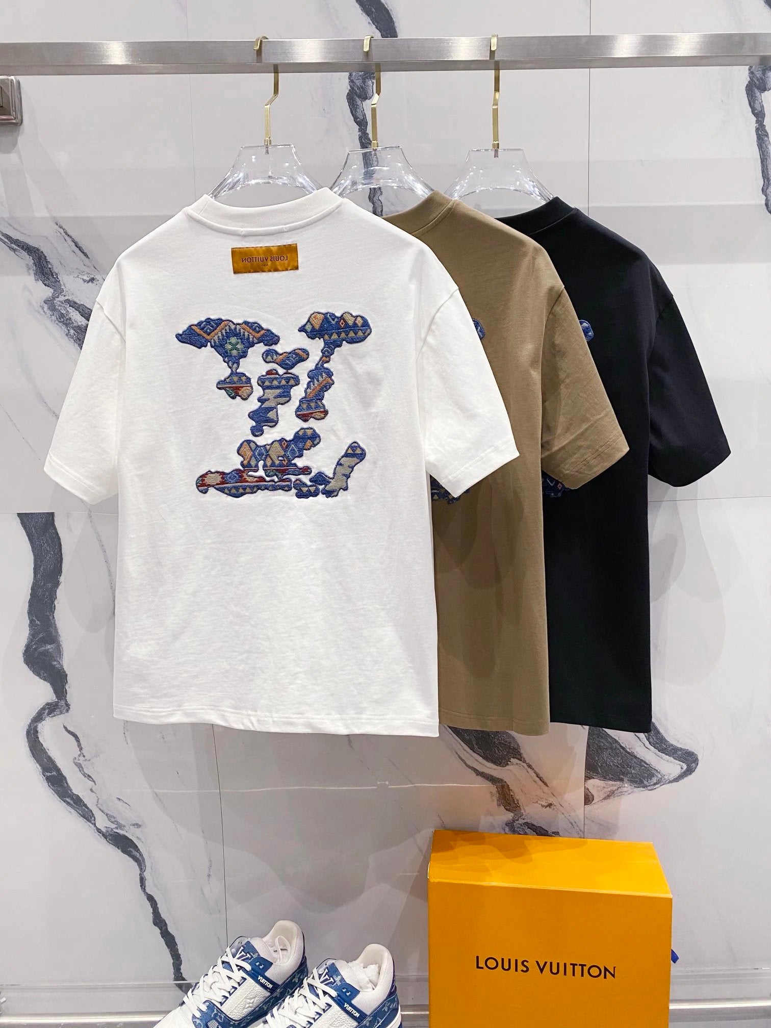 Louis Vuitton LV T-shirt Cowhide Patch Embroidery Cloud Letters LOGO Logo Crew Neck Short Sleeve25ss New Pure Cotton Unisex Style T T-shirt OS Loose Fit Base Shirt Casual Short Sleeve Top T-Shirt