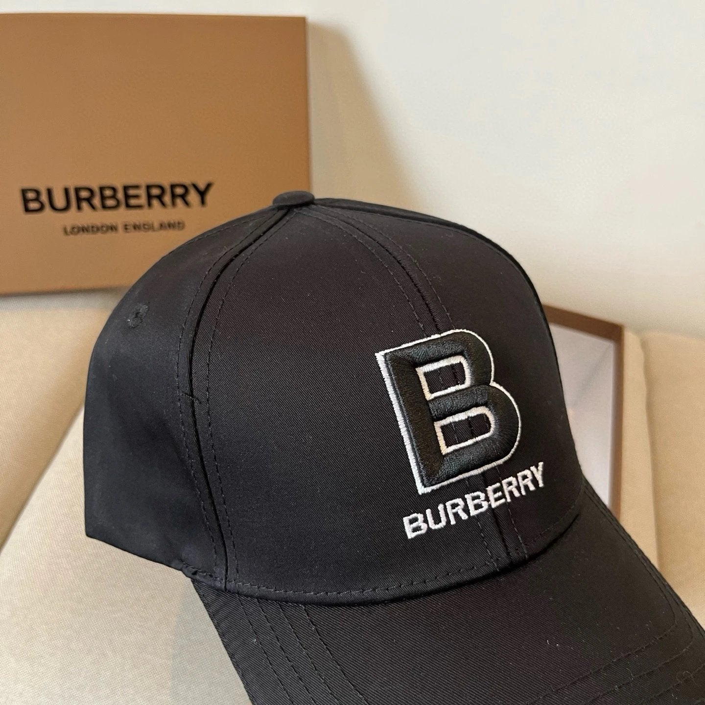 Burberry Hat Letters B Words logo Baseball Cap Sunshade Sun Protection Duckbill Cap Large Head Circumference Slimming Face Curved Brim Versatile Sports Hat for Men and Women Couples Same Style
