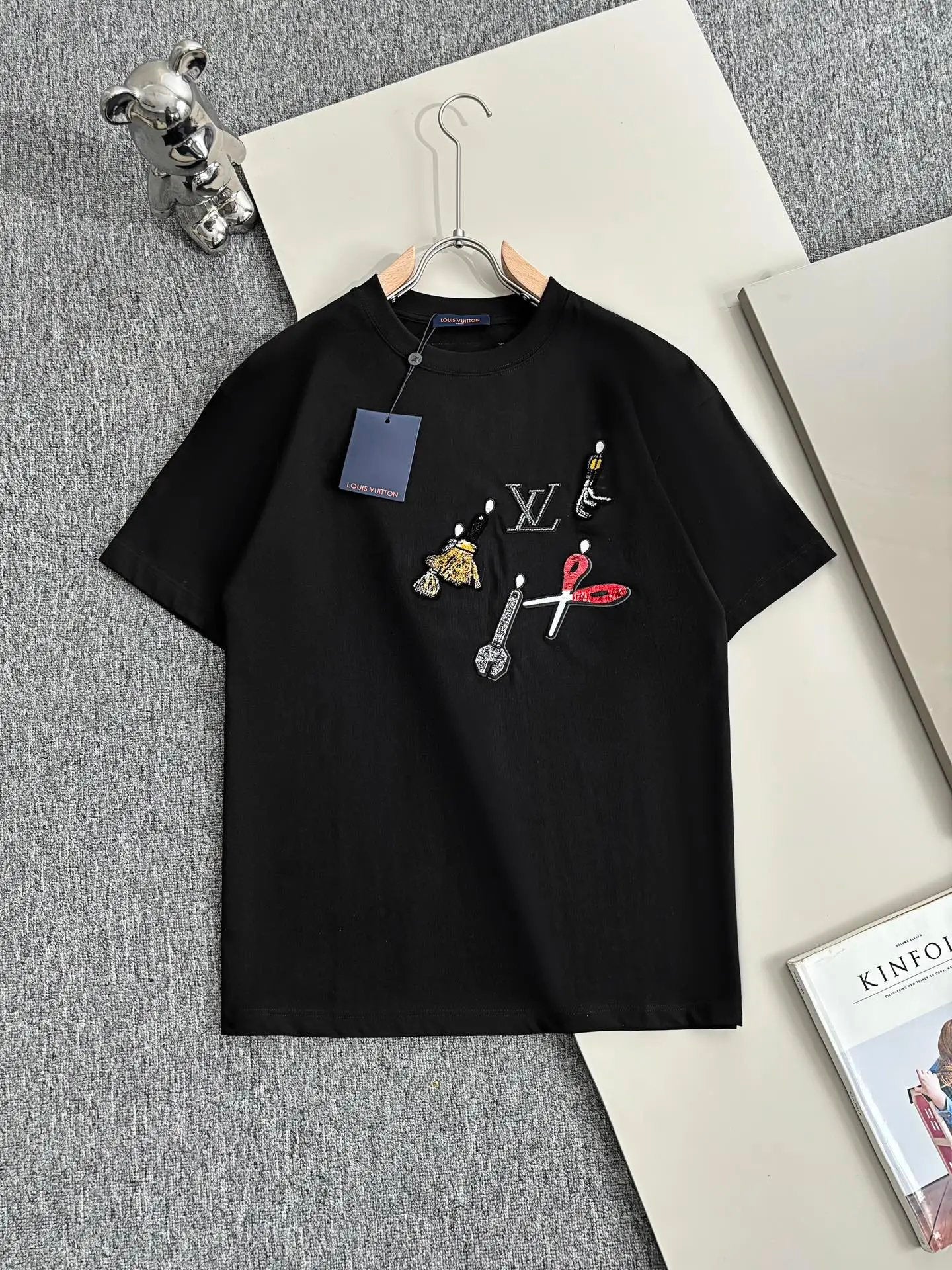 Louis Vuitton LV T-shirt Chest Scissors Pattern Embroidery logo round Neck Short Sleeve25ss New pure cotton T Unisex T-Shirt OS Drop Shoulder Loose Fit Base Shirt Top T-Shirt Short Sleeve
