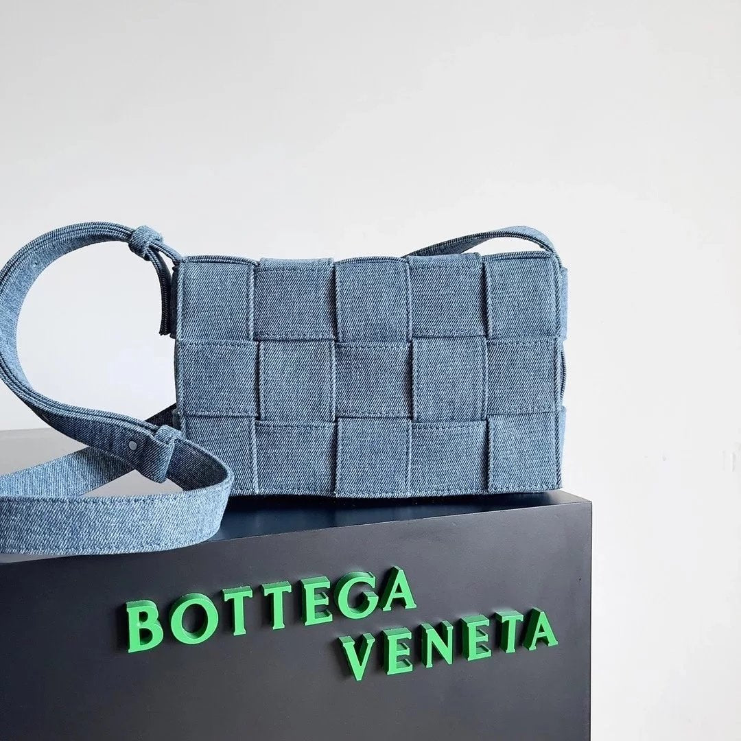 Bottega Veneta Women's Bag Top version 【Special Cabinet Version】Woven bag CROSSBODY Square Bag Pillow Bag（Lambskin）Rubik's cube bag Cassette15Plaid Woven Bag Original Leather Handbag Waist Bag Chest Bag Shoulder Messenger Bag Unisex Men's and Women's Bags