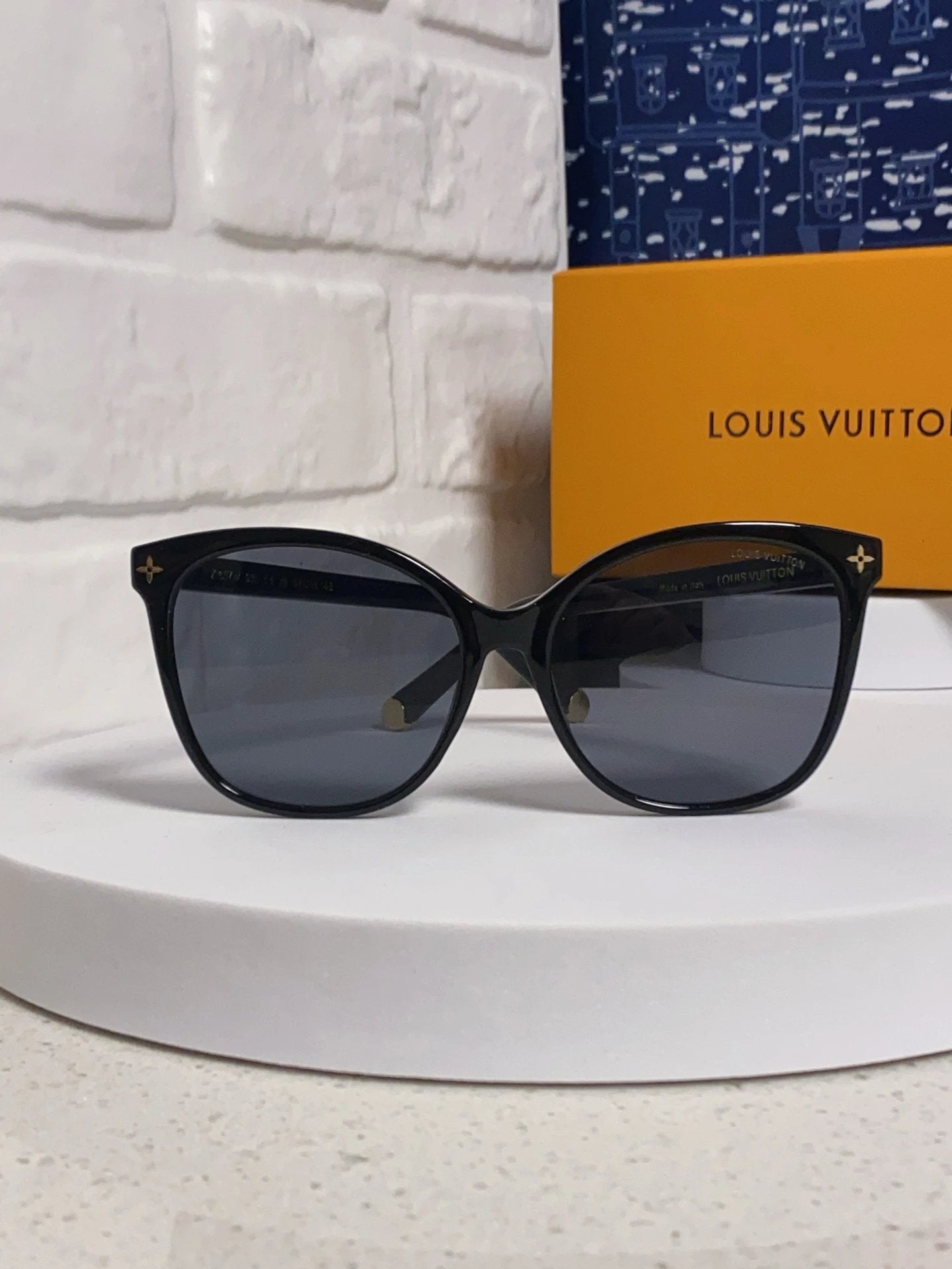 Louis Vuitton LV Sunglasses Floral Logo Frame Sunglasses Slimming Non-Prescription Women's Driving Beach Fishing UV Protection25ss New Sports Casual Versatile