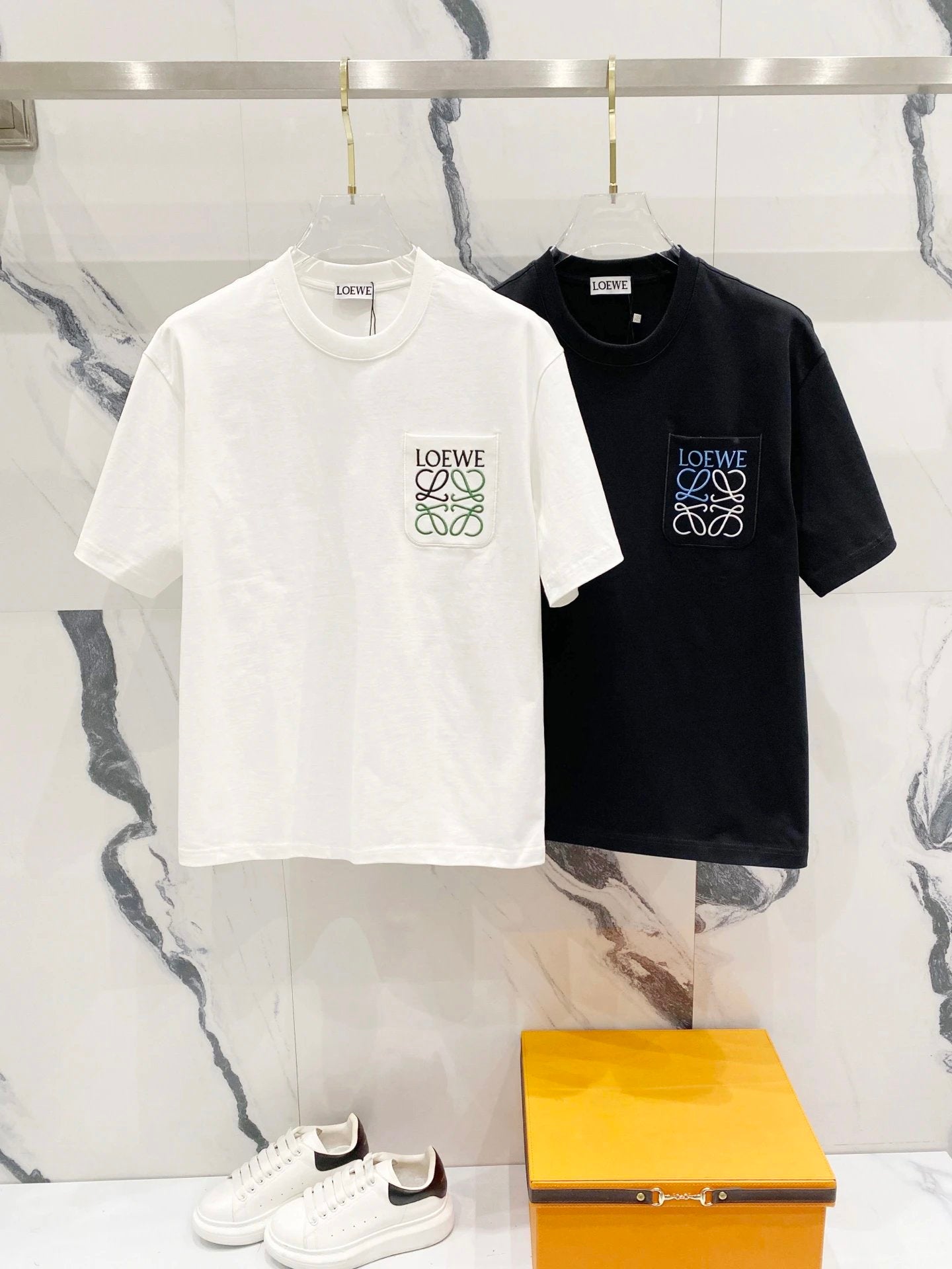 LOEWE T-shirt Chest Color Matching Letters Totem Embroidery logo round Neck Short Sleeve25ss New Pure Cotton Unisex Style T T-shirt OS Loose Fit Base Shirt Half Sleeve T-Shirt Top Half Sleeve