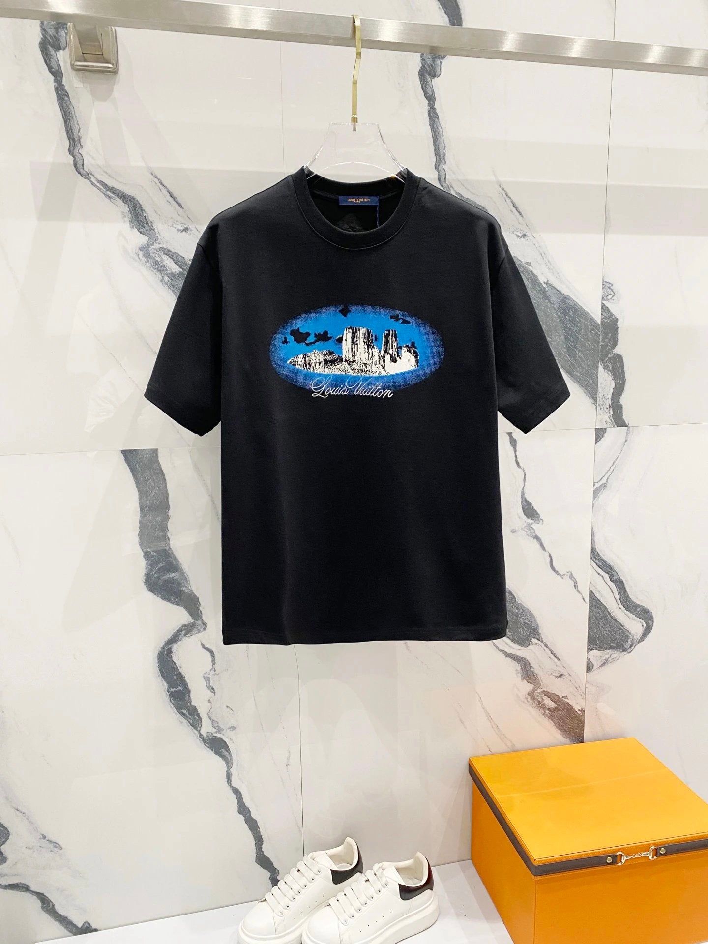 Louis Vuitton LV T-shirt Runway Style Island Pattern Print Embroidered Letters LOGO round Neck Short Sleeve25ss New Pure Cotton Unisex Style T Casual T-Shirt Base Layer Shirt OS Loose Fit Short Sleeve