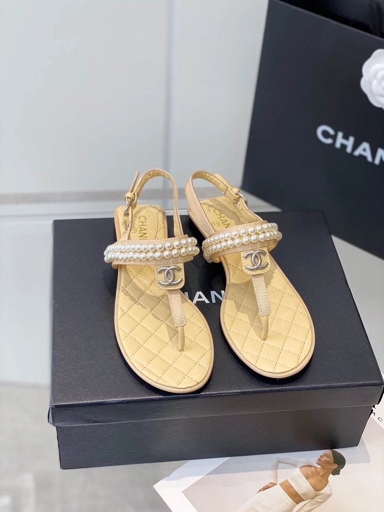 Chanel Shoes Early Spring New Flip-Flops Pearl Sandals!
Latest Version，Sandals with Lasting Charm～The Original Development Supports Any Market Comparison.，The So-Called Smooth Lines Naturally Restore the Original Appearance
The Upper Foot Is Super Comfort