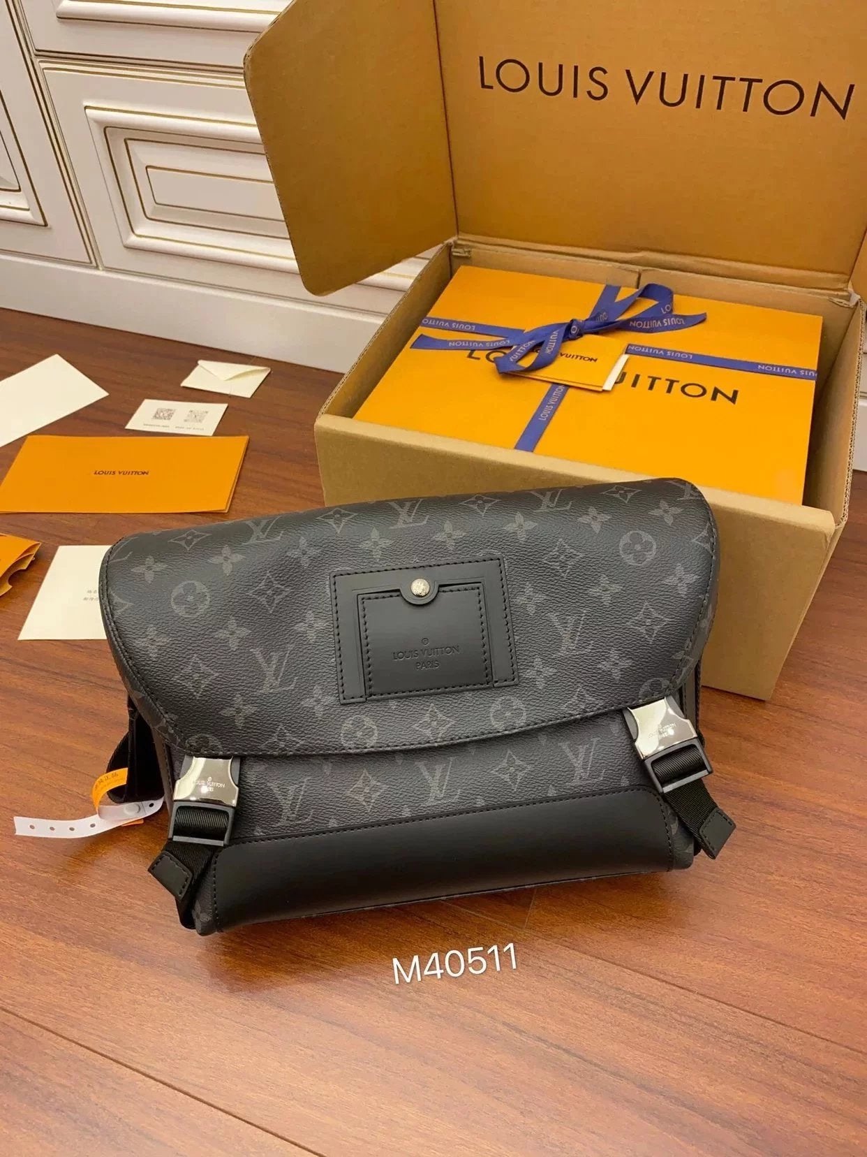 Louis Vuitton LV Men's Bag Top version MB Original Leather Exclusive Debut Original Factory Authentic Men's Bag New Men's Presbyopic VOYAGER Small Size Messenger Bag Black Warrior Men's Bag Shoulder Bag M40511College Style