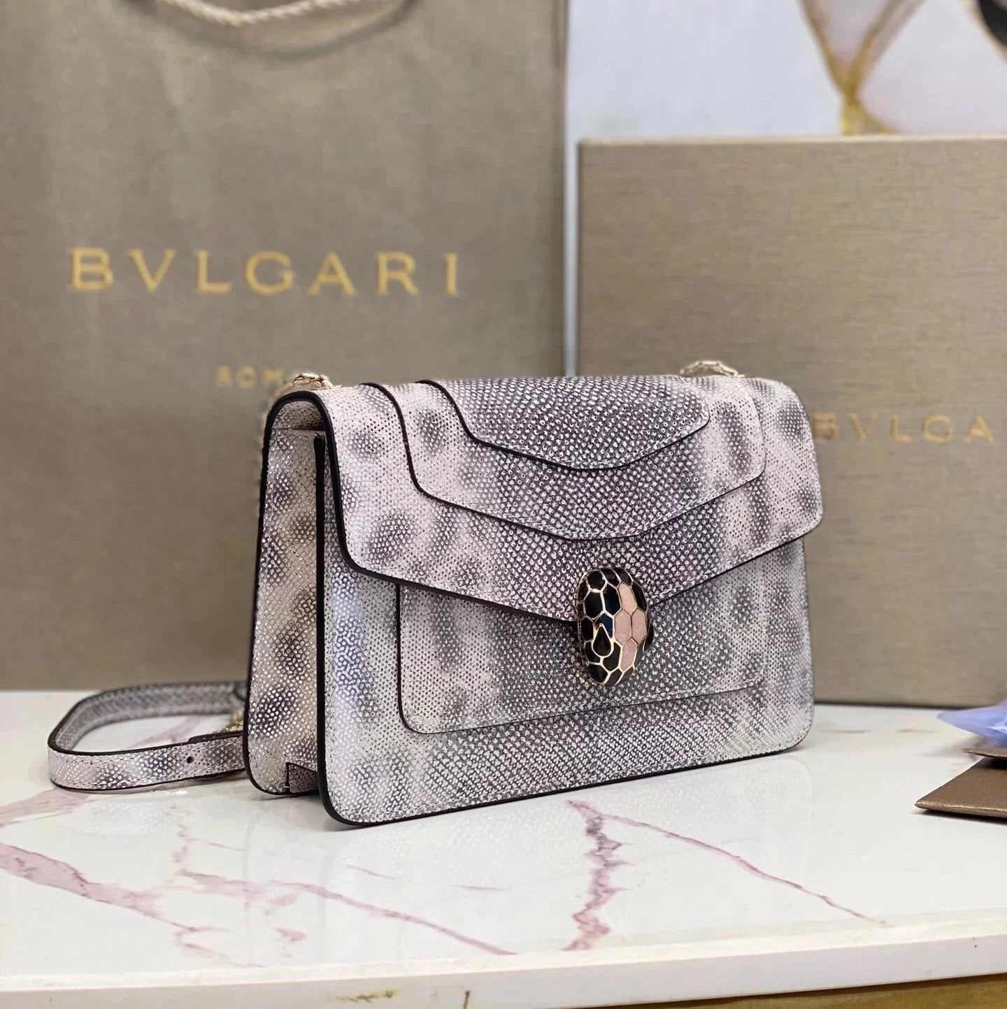 BVLGARI Bag Top version SerpetiForever Bag Decorated with a Snake's Head Chain Bag Snakeskin Enamel Snakeskin Head File Holder Pink Gray