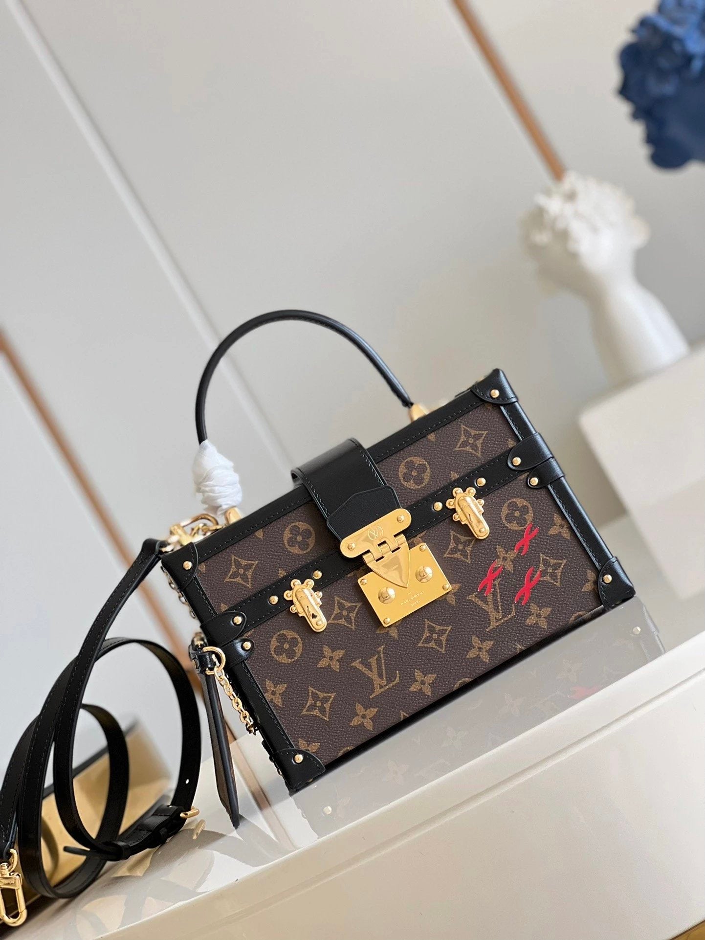 Louis Vuitton LV Women's Bag Top version 2022New Ladies PetiteMalle White Full Leather Embroidery logo Hard Box Bag M20847Men's and women's bags M21462d Denim Black Blue Denim45554Retro patterns M57817